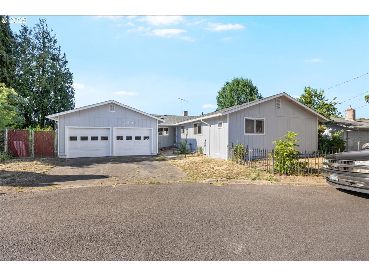 1564 Nw Spray Ct Property Photo 1
