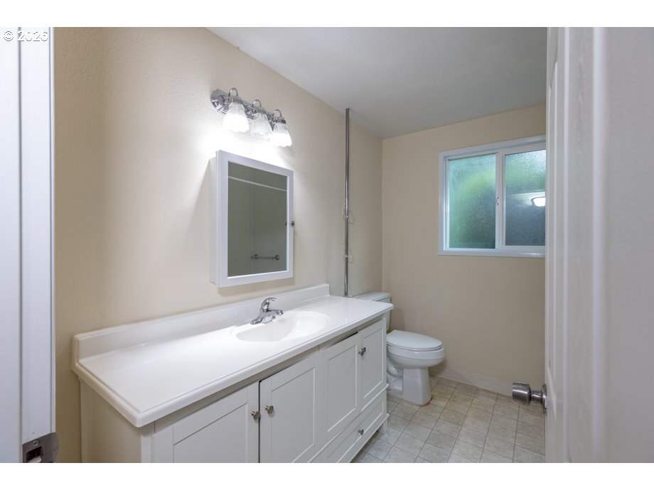 1090 Denise St Se Property Photo 12
