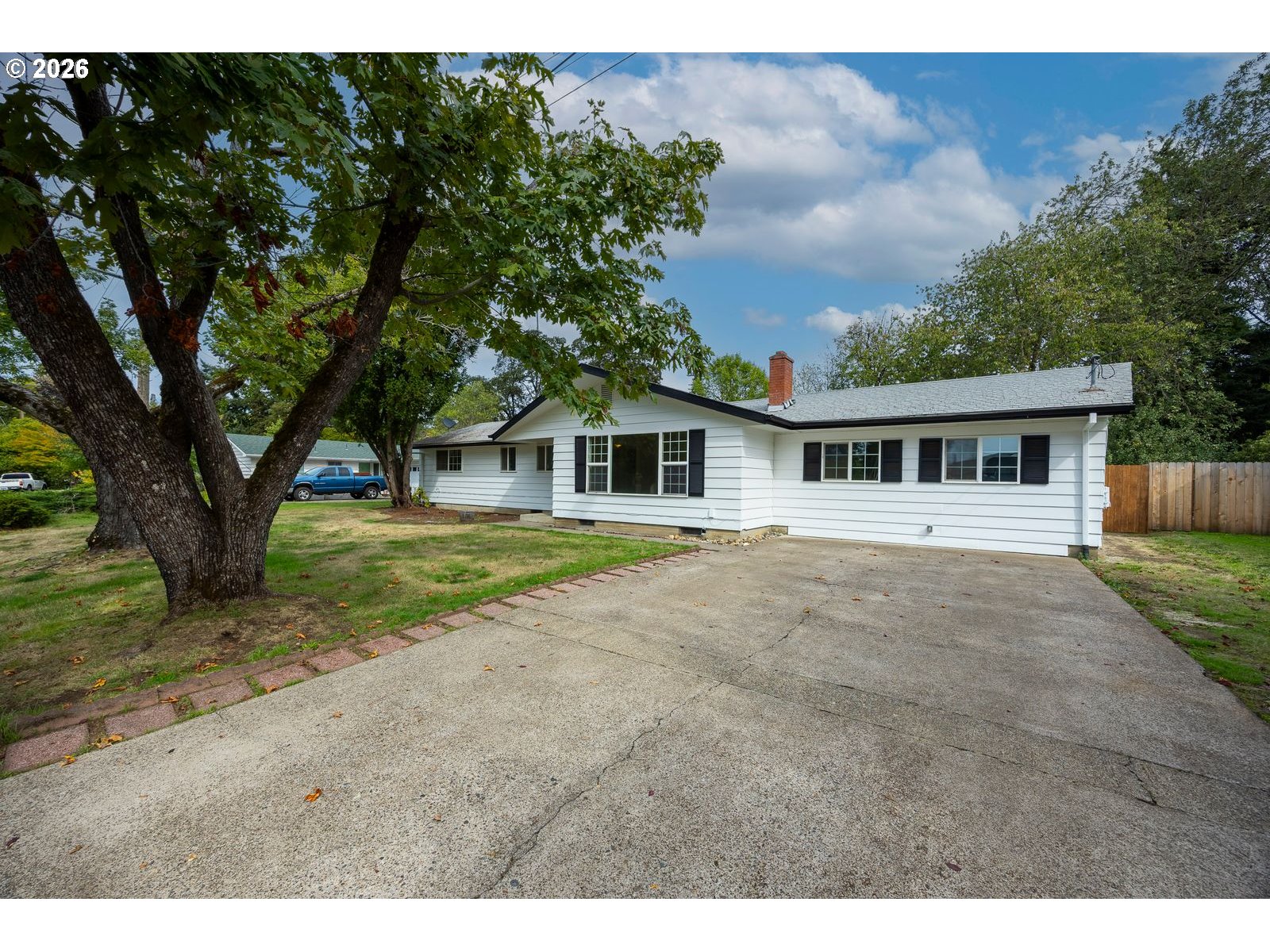 829 Rossmore St Property Photo 6