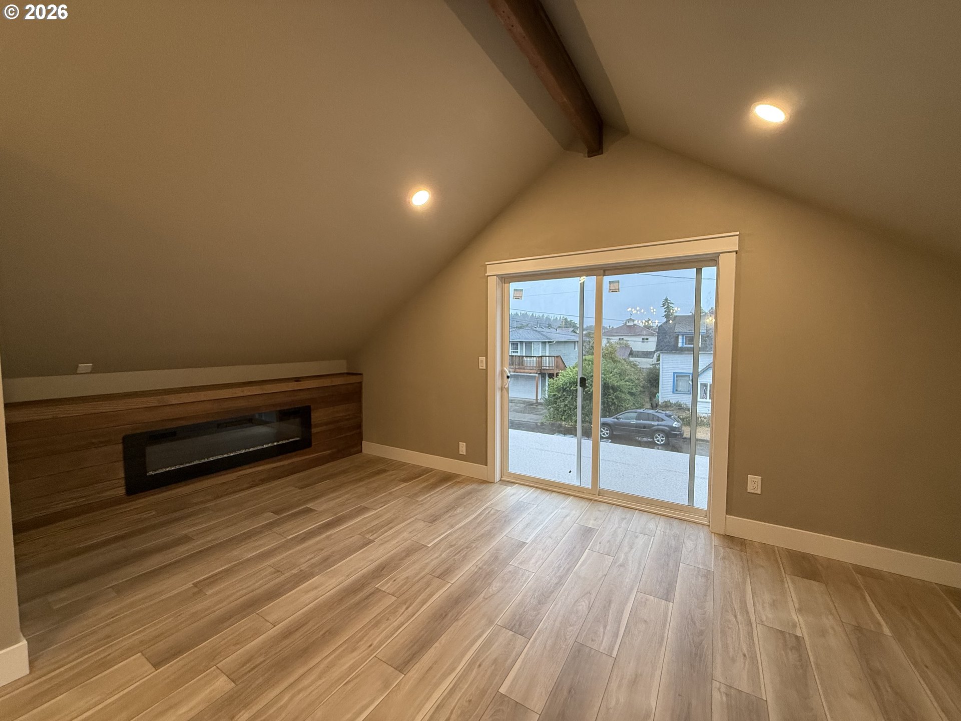 238 Oak St Property Photo 9