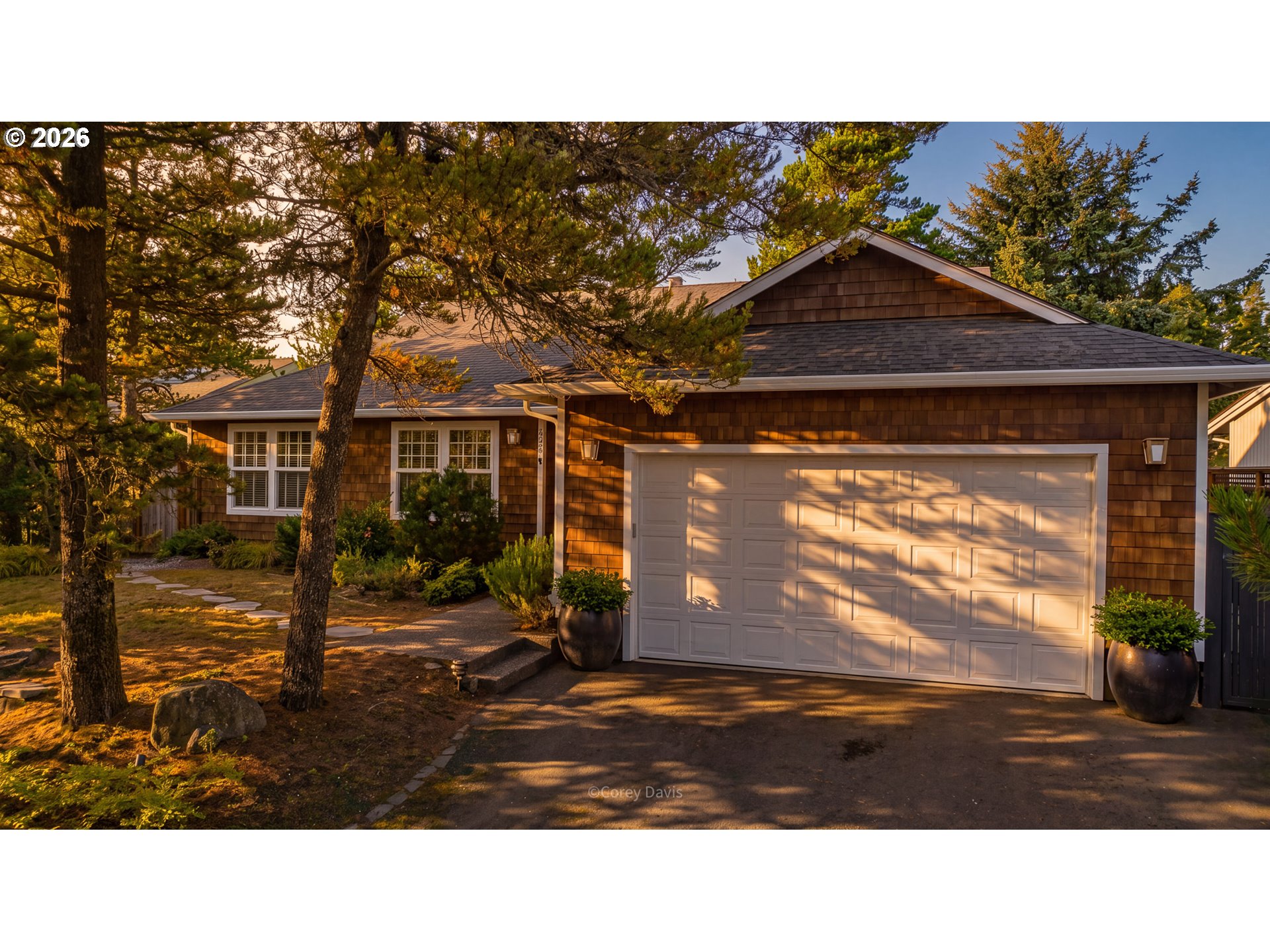 867 LAKEVIEW DR