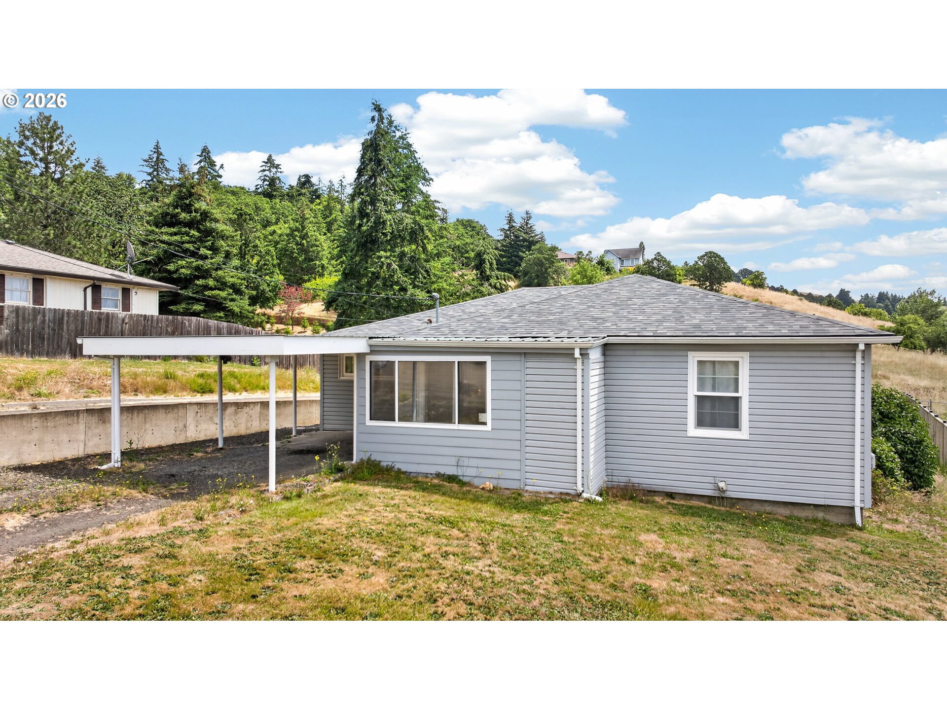 615 Ne Hill St Property Photo 1