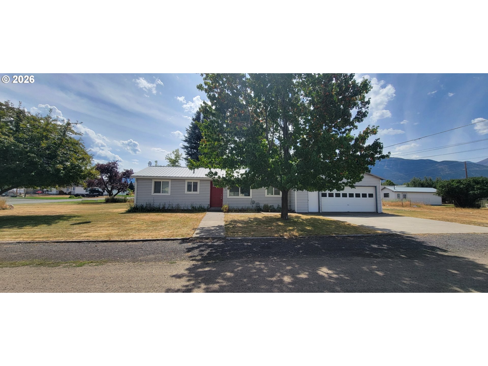 302 E POPLAR Property Photo 1