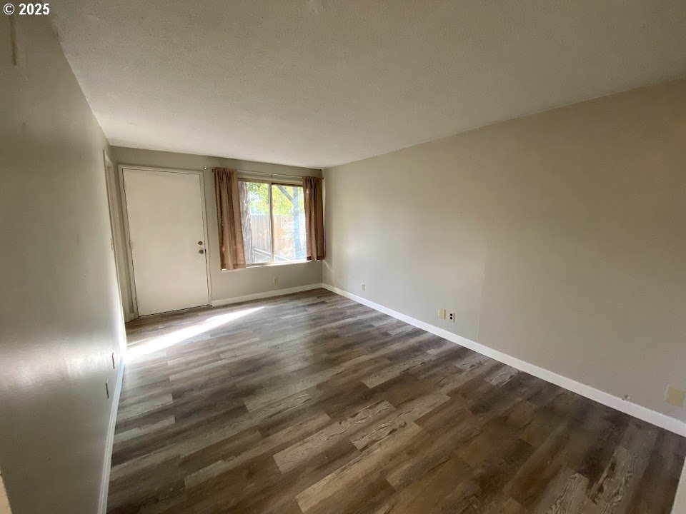 851 W 5th Ave Property Photo 11