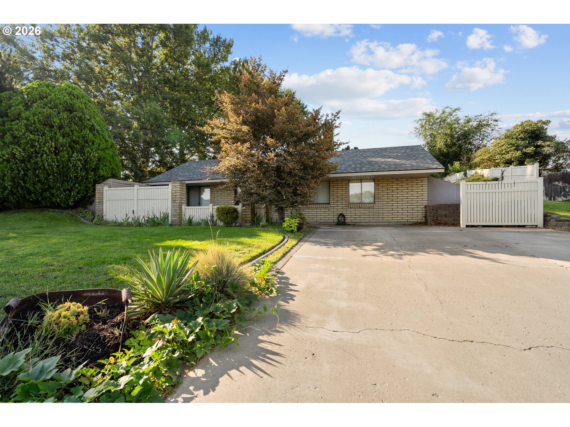 860 E Tamarack AVE Property Photo 1
