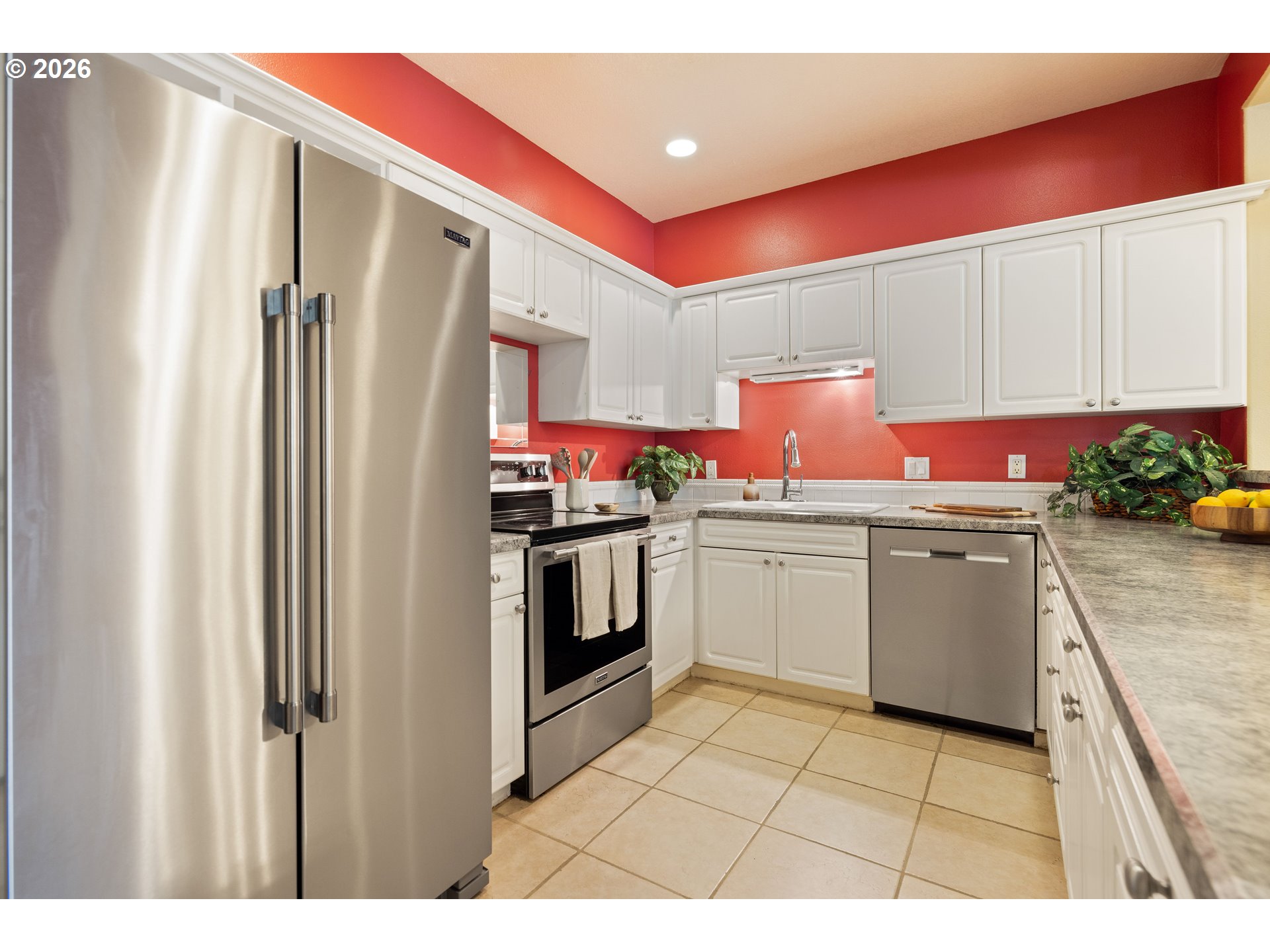 1048 Nw Burnside Rd Property Photo 15