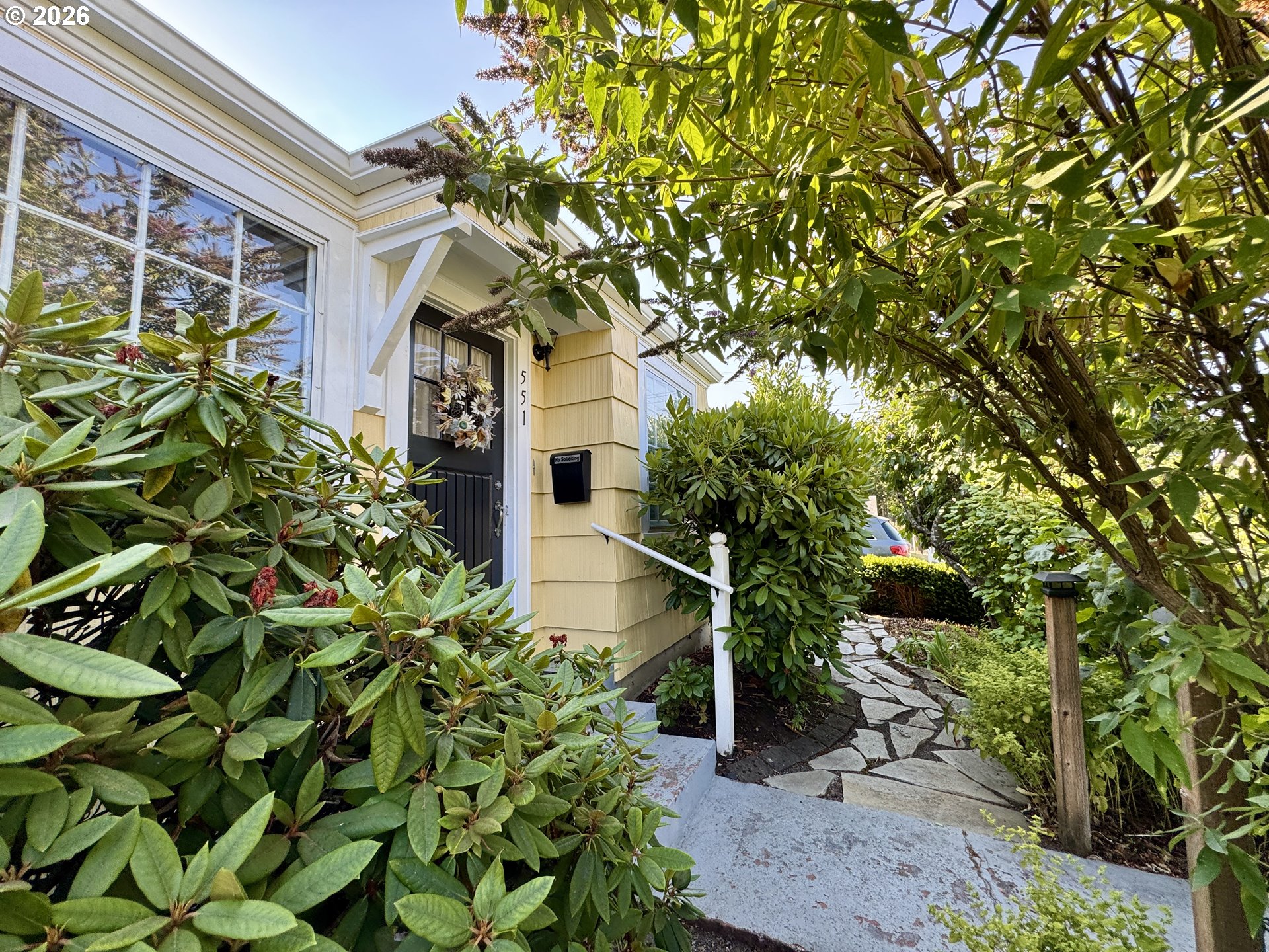 551 6th St Property Photo 1