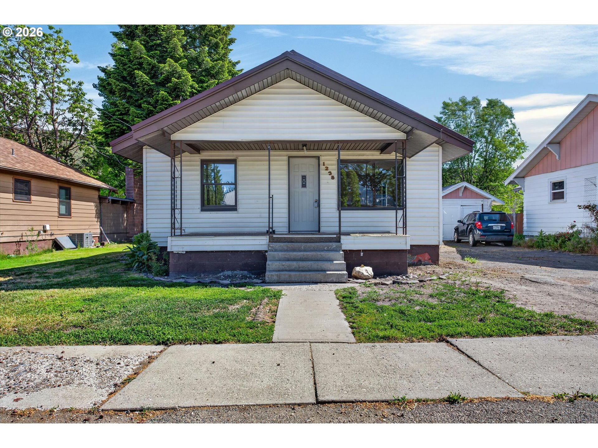 1235 VALLEY AVE Property Photo 1