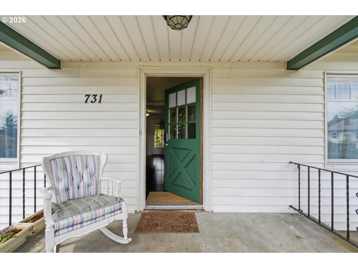 731 Nw Hill St Property Photo 3