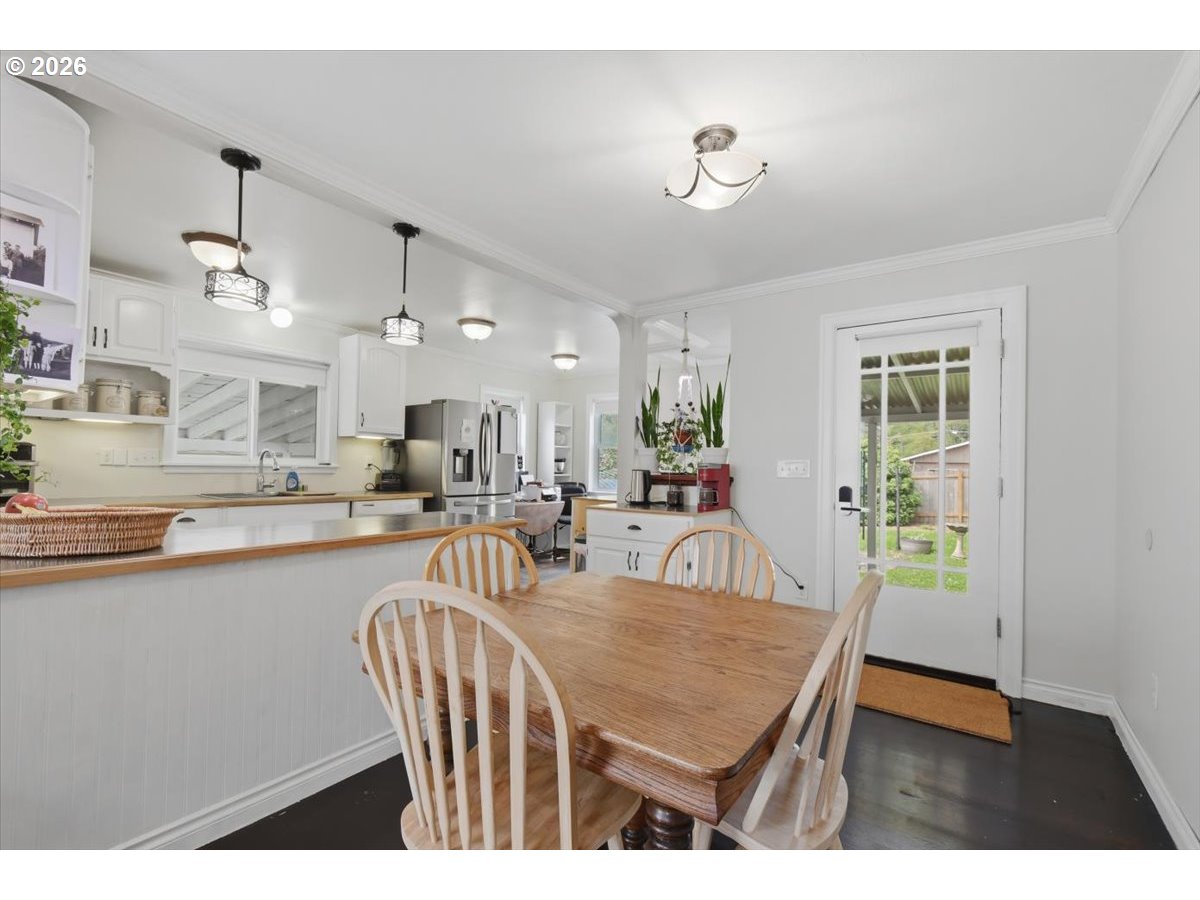731 Nw Hill St Property Photo 8