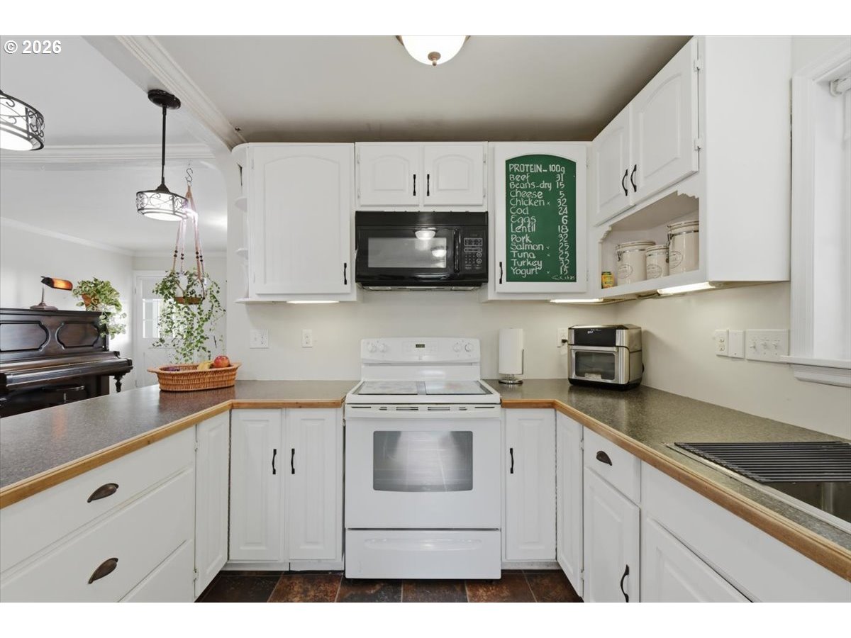 731 Nw Hill St Property Photo 10
