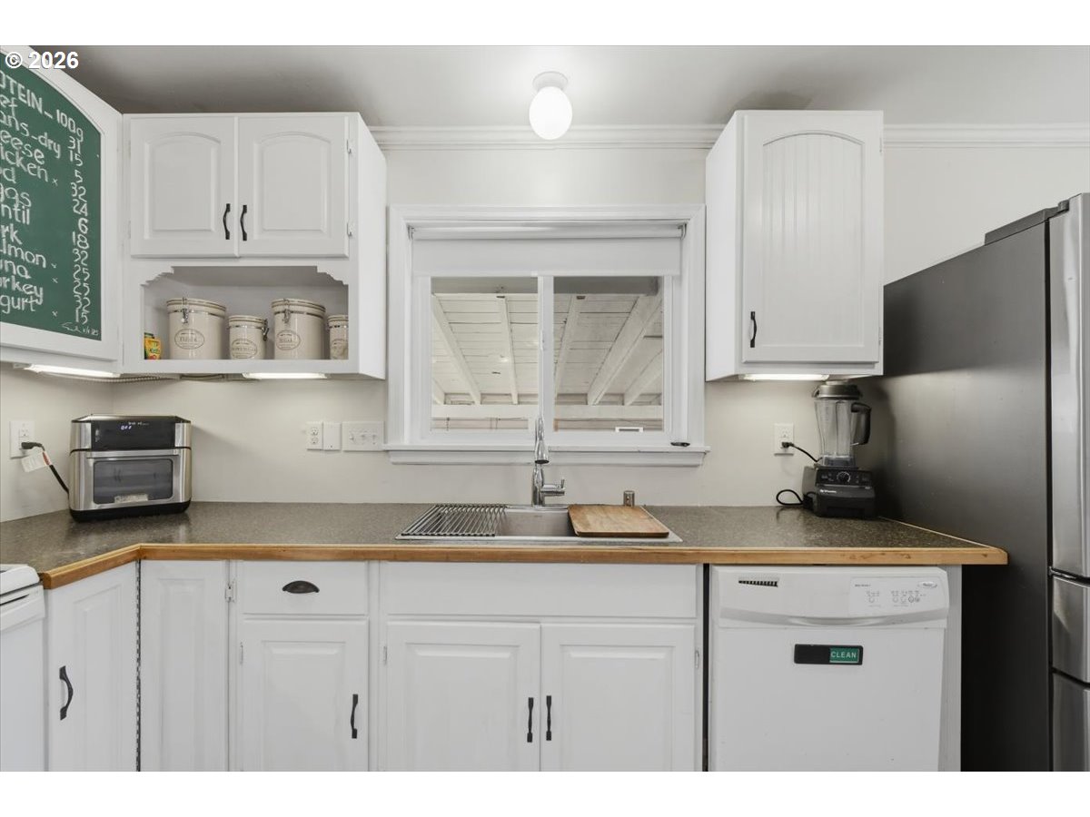 731 Nw Hill St Property Photo 11
