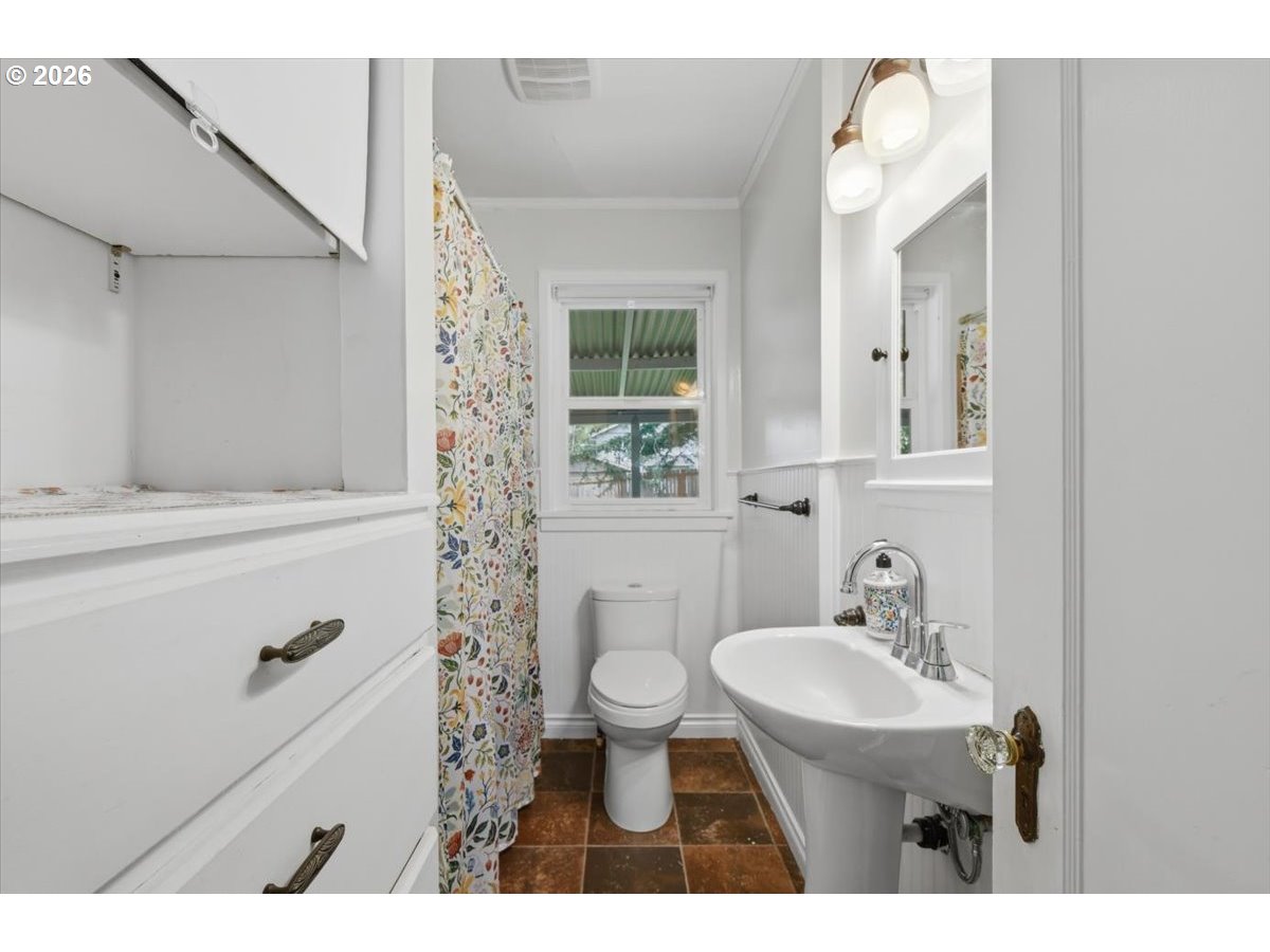 731 Nw Hill St Property Photo 16