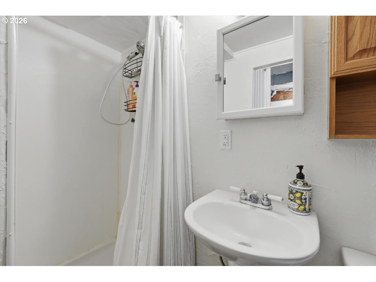 731 Nw Hill St Property Photo 18