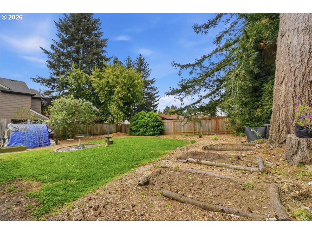 731 Nw Hill St Property Photo 28