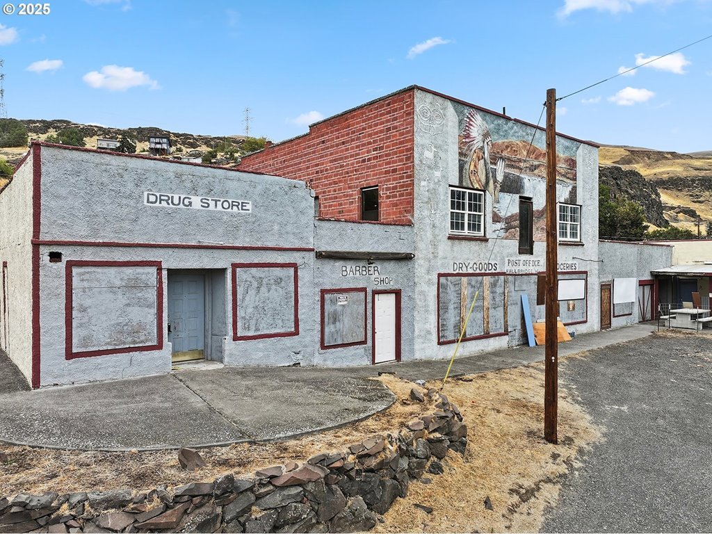 372 MAIN ST