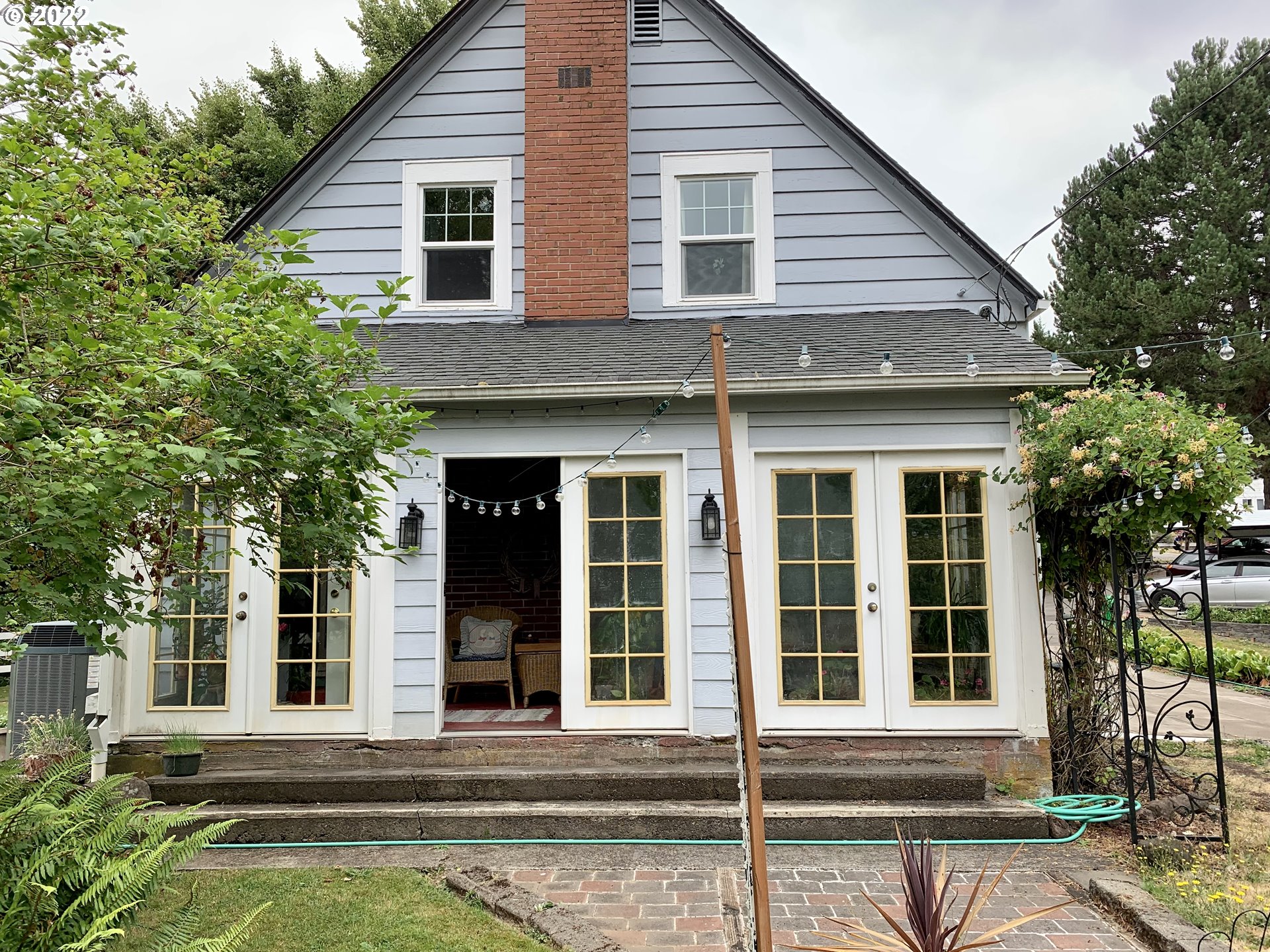 260 CRESCENT DR