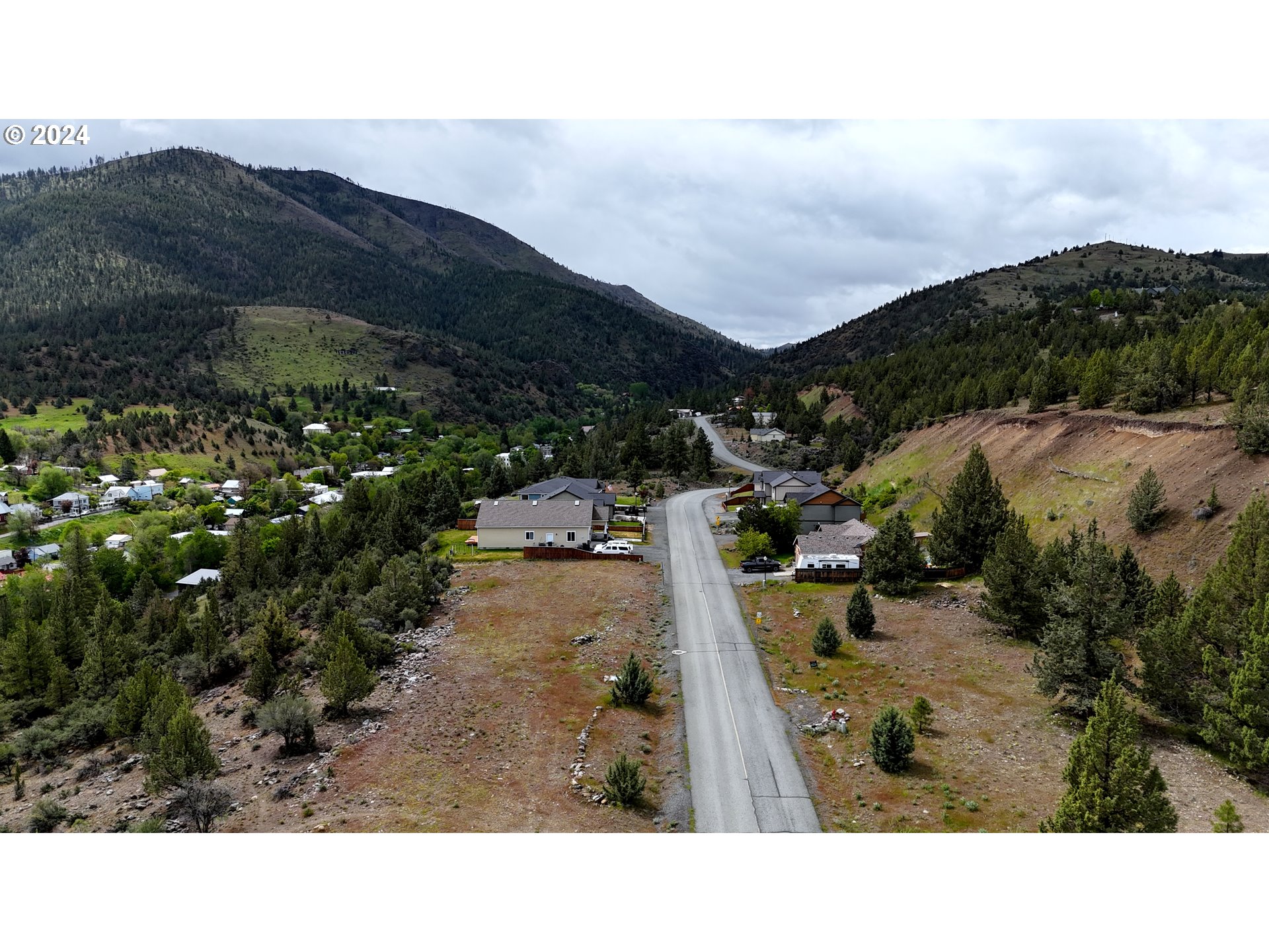 2700 Elkview Dr Property Photo 2
