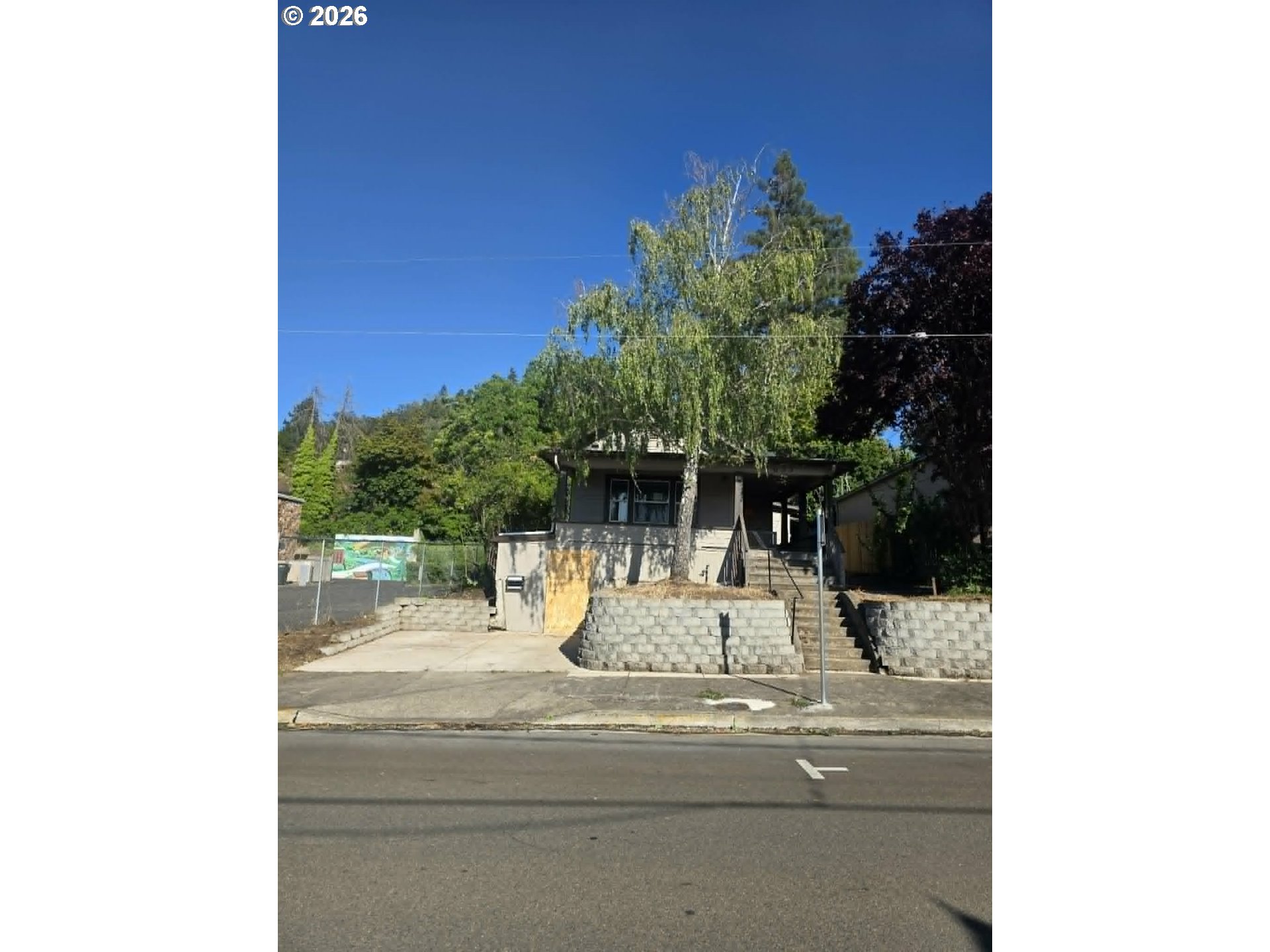 633 Se Kane St Property Photo 1
