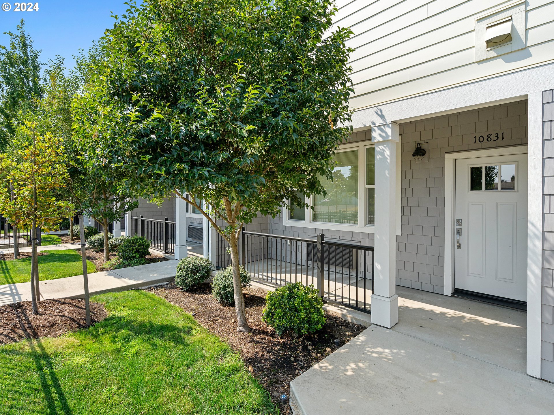 10831 E Burnside St Property Photo 4