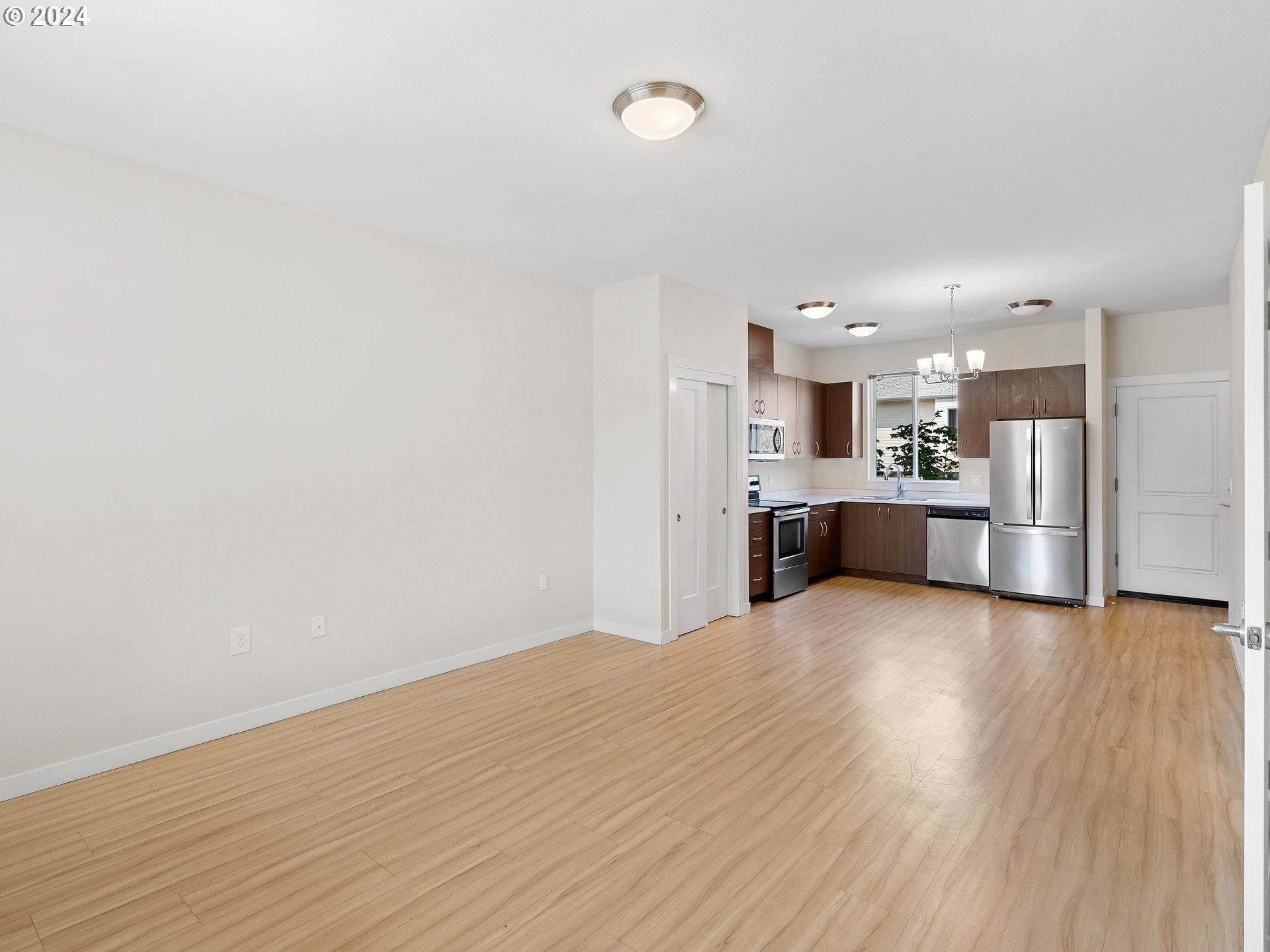 10831 E Burnside St Property Photo 8