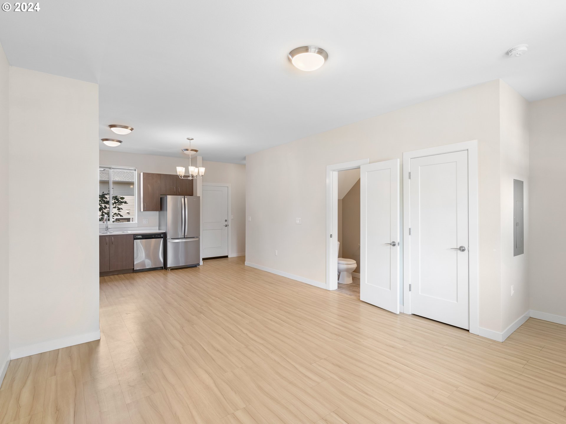 10831 E Burnside St Property Photo 9
