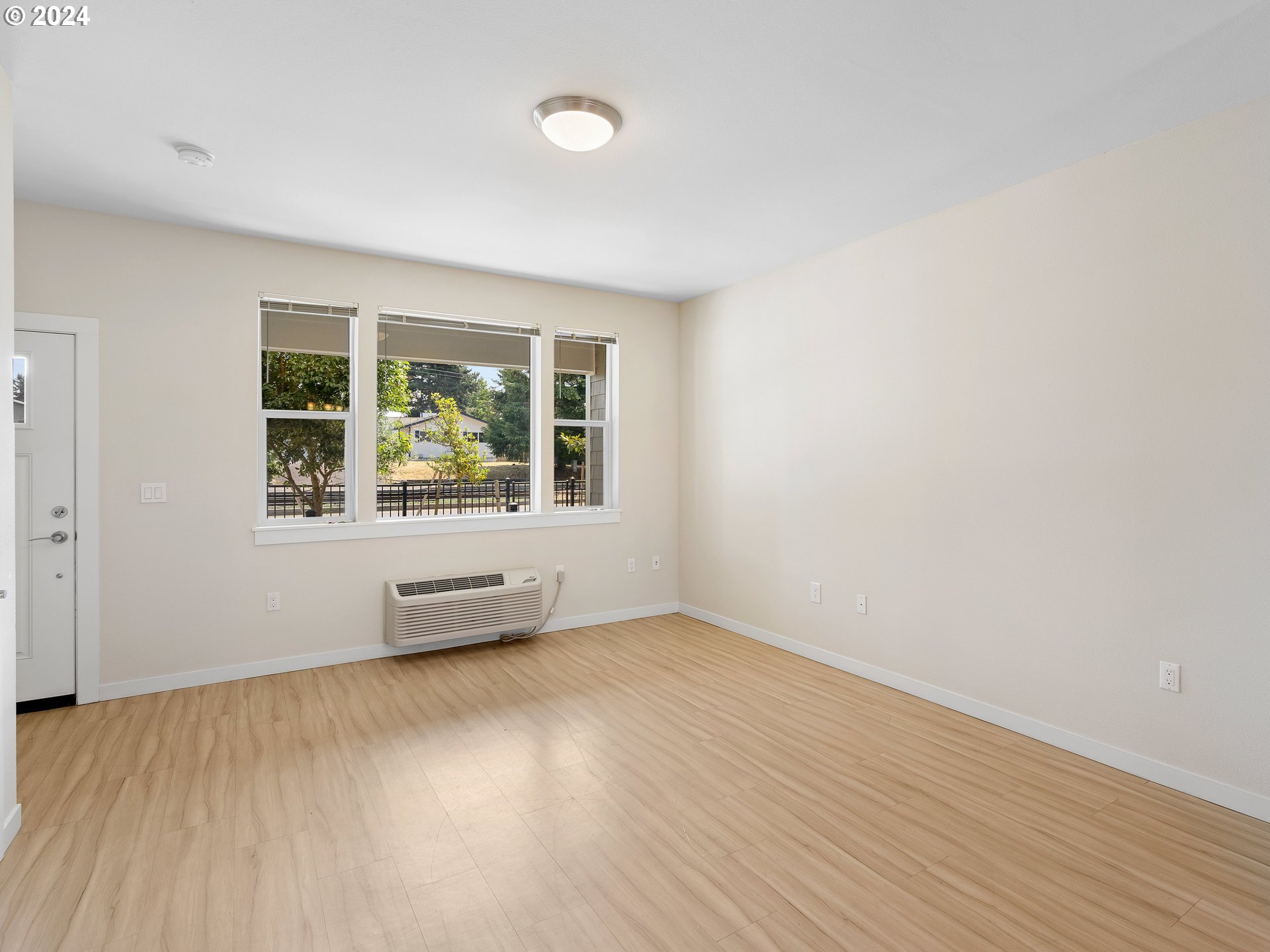 10831 E Burnside St Property Photo 11