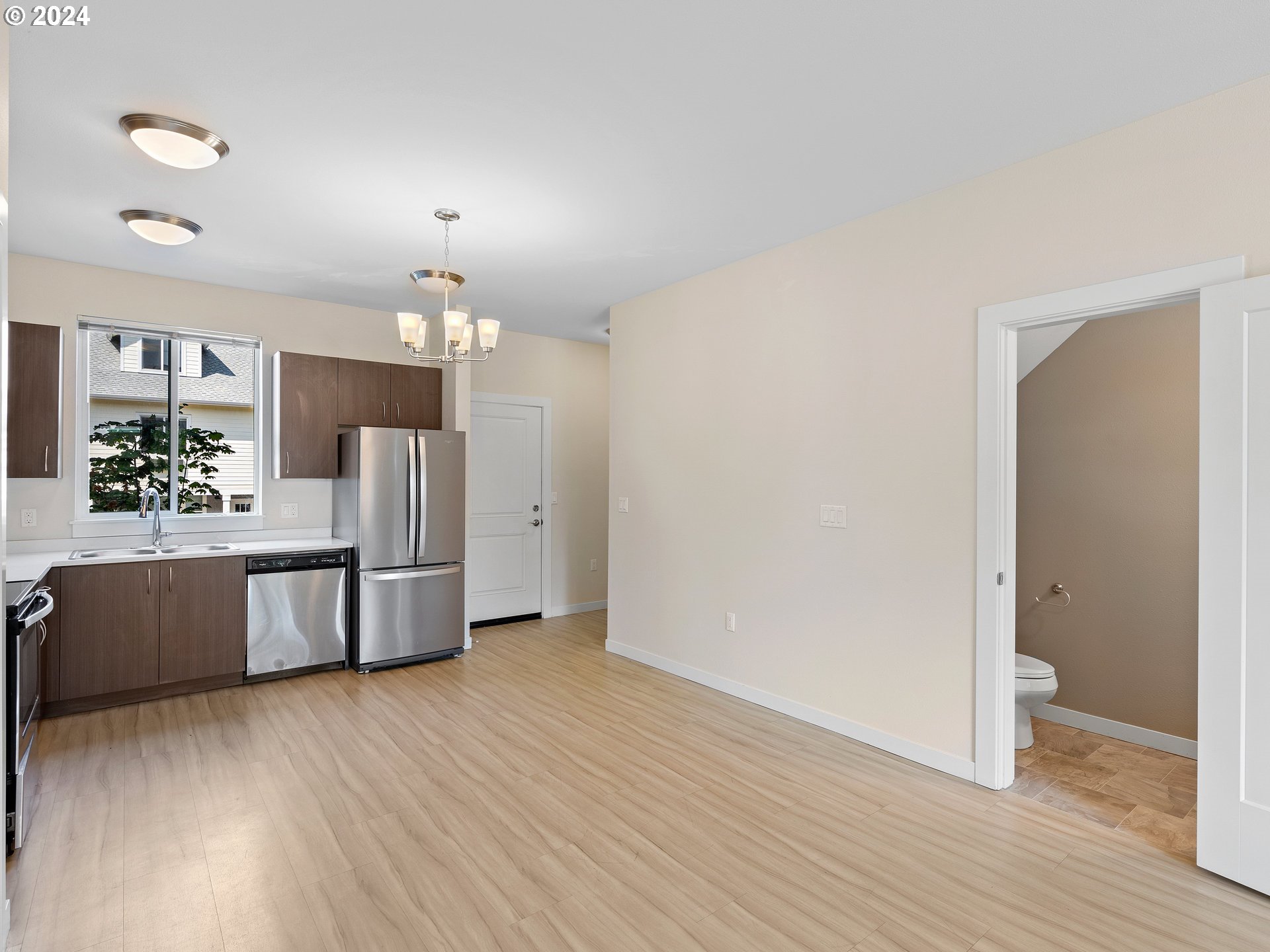 10831 E Burnside St Property Photo 13
