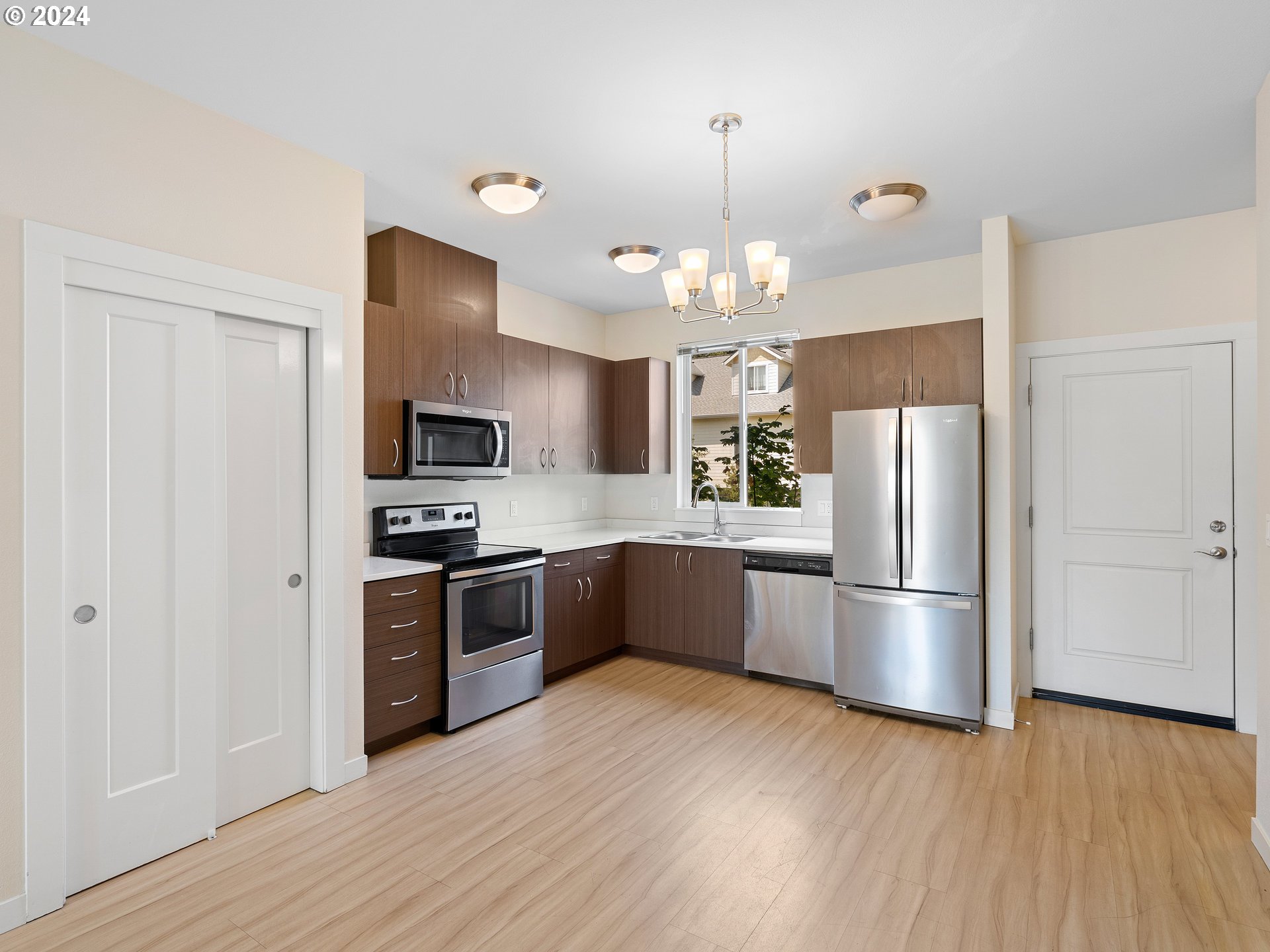 10831 E Burnside St Property Photo 14