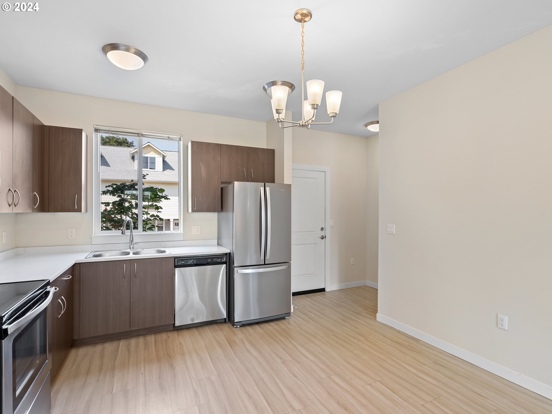 10831 E Burnside St Property Photo 16