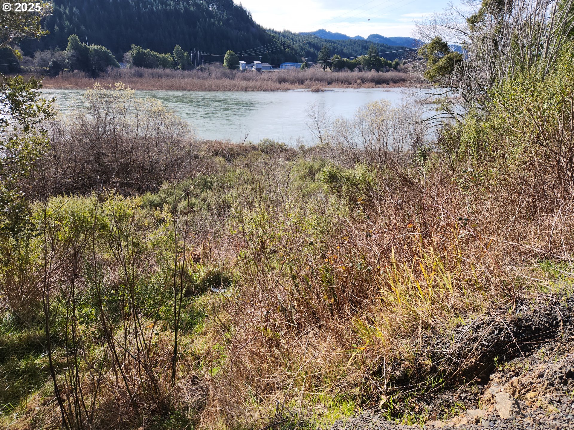 N Bank Rogue River 705 Property Photo 1
