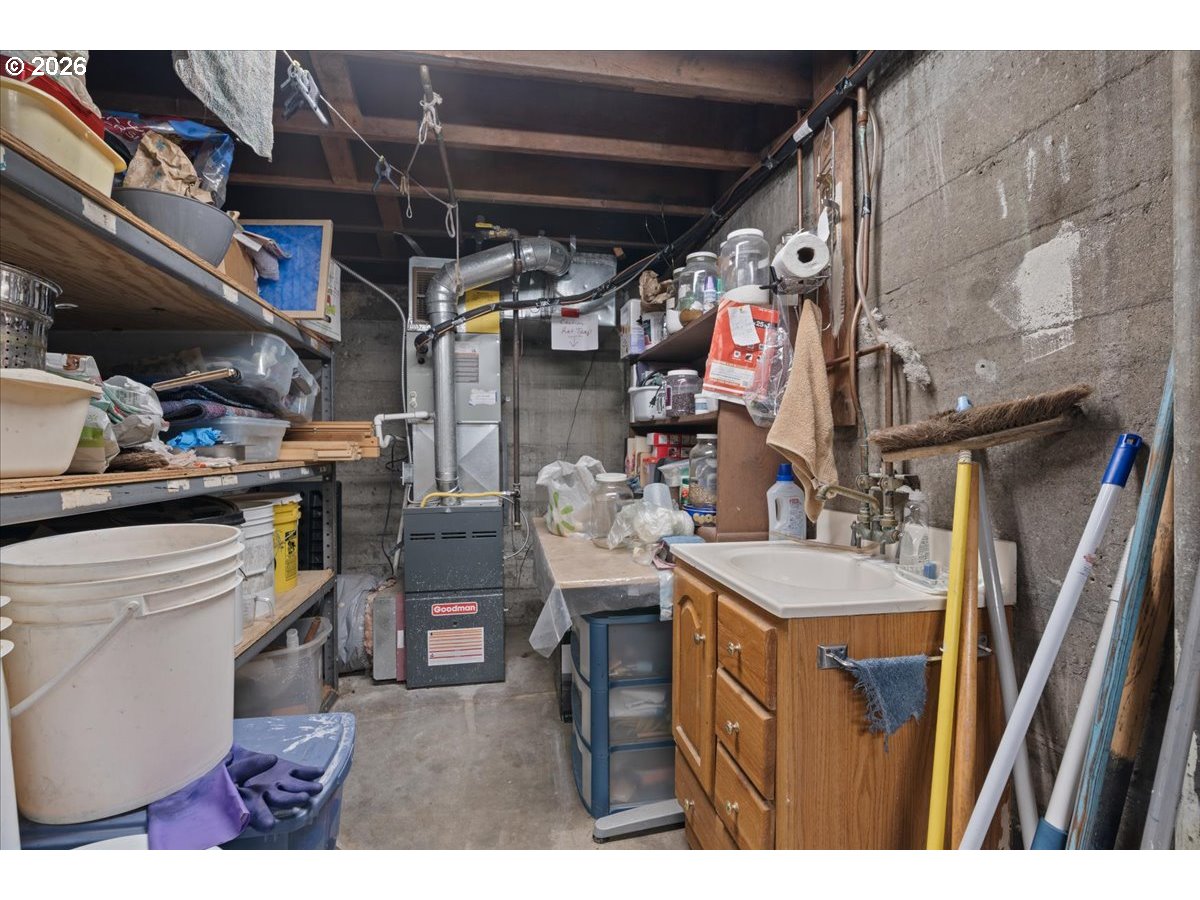 8536 Se Stark St Property Photo 25