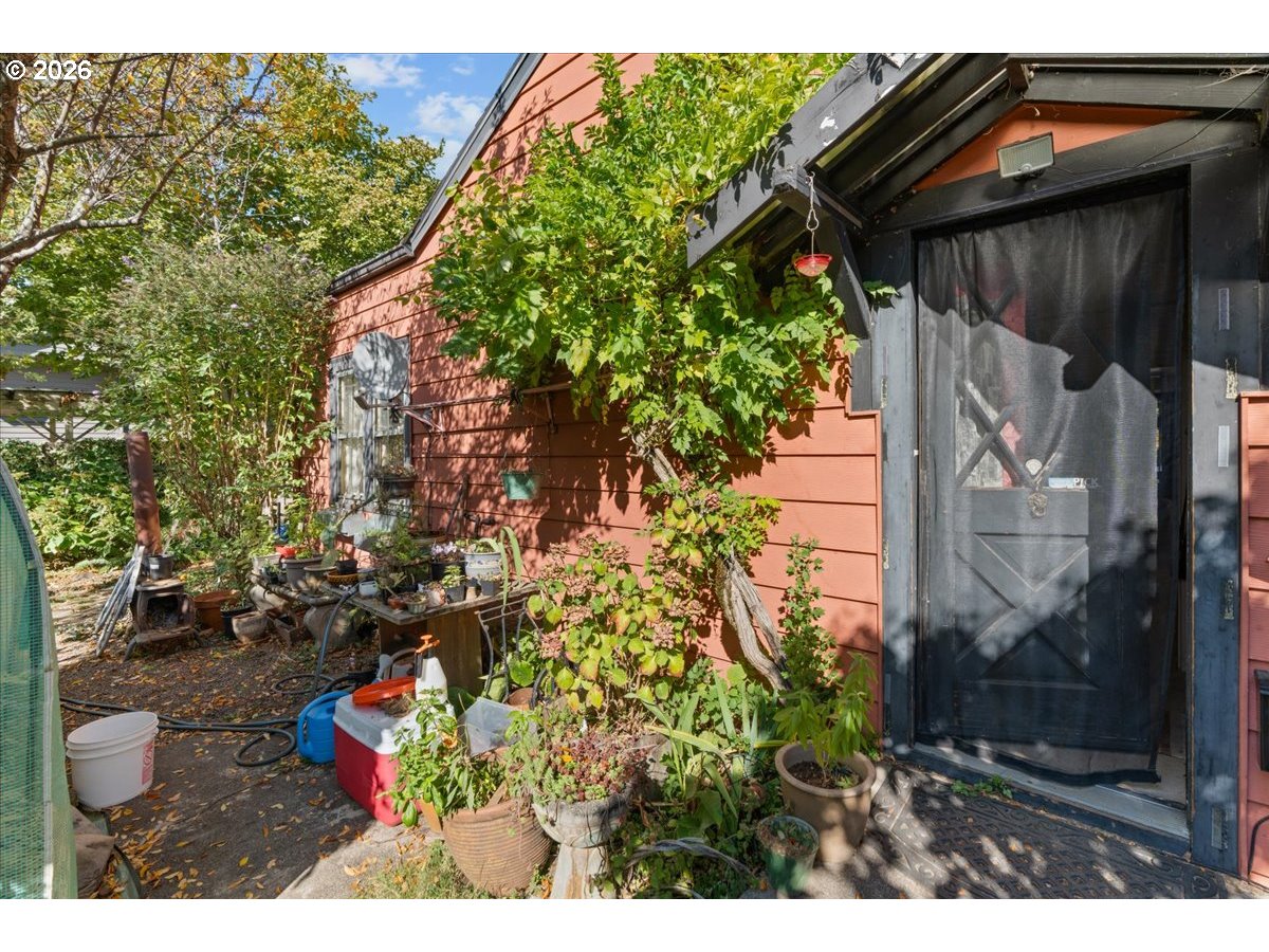8536 Se Stark St Property Photo 31