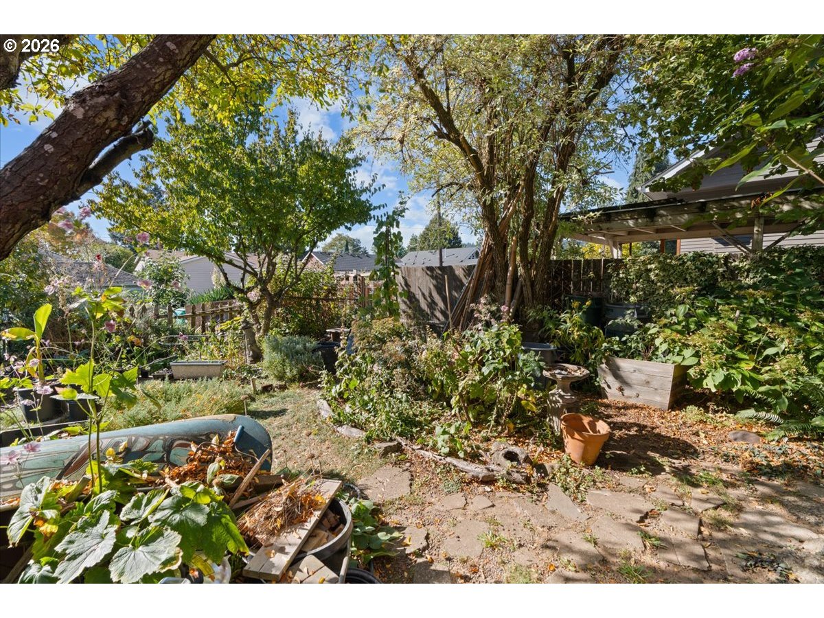 8536 Se Stark St Property Photo 35