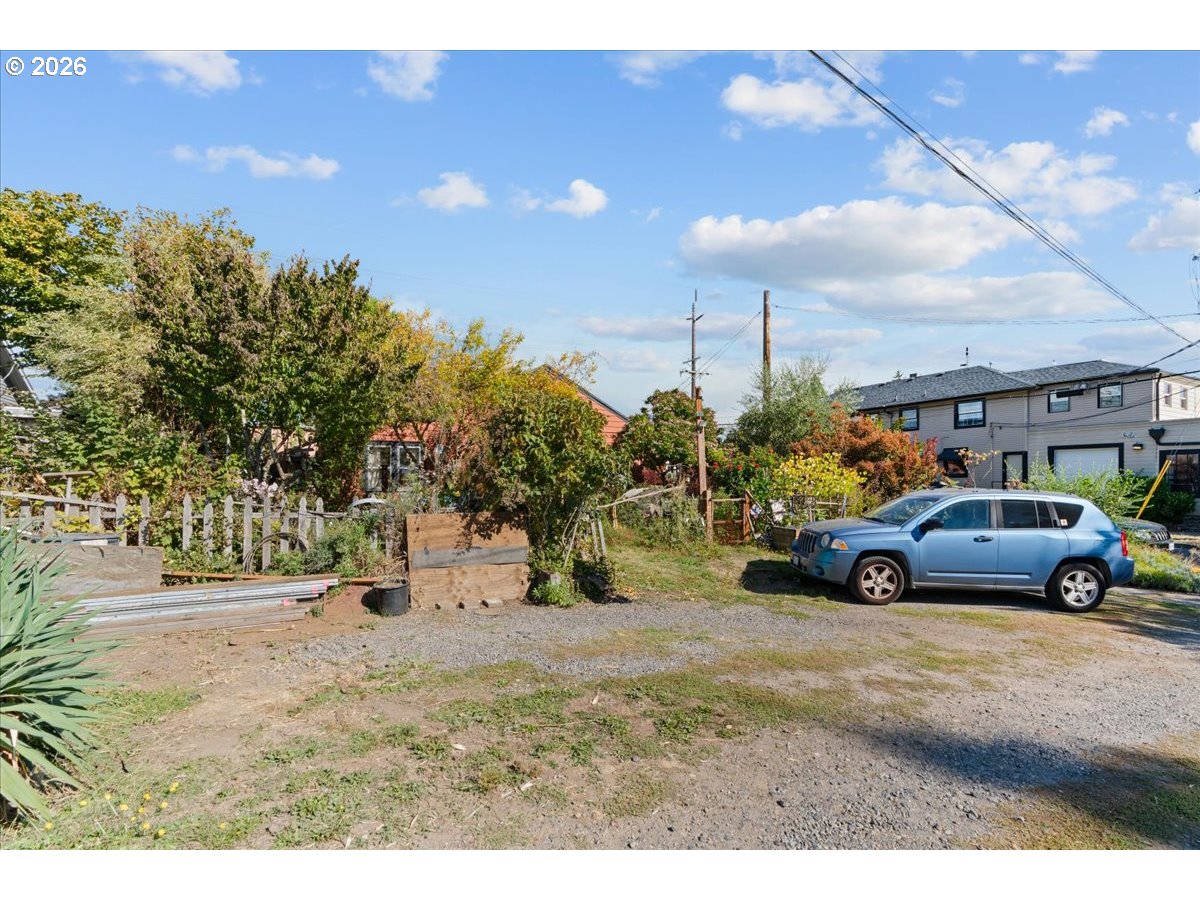 8536 Se Stark St Property Photo 36