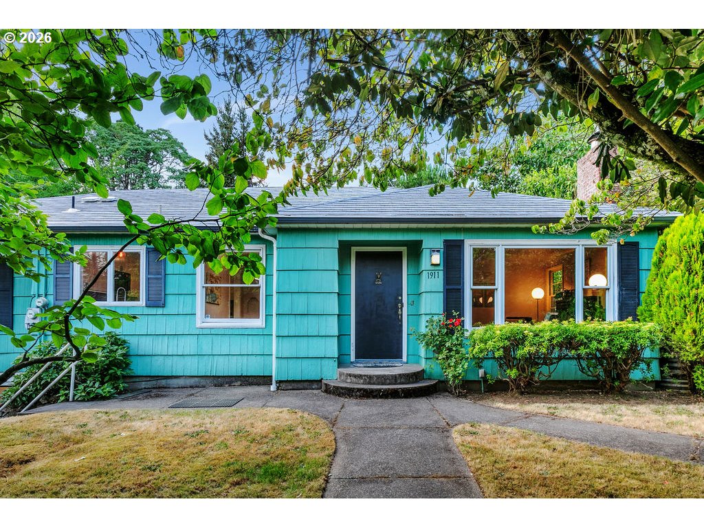 1911 Sw Marigold St Property Photo 1