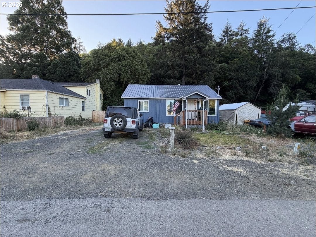 147 SE PETE AVE Property Photo 1