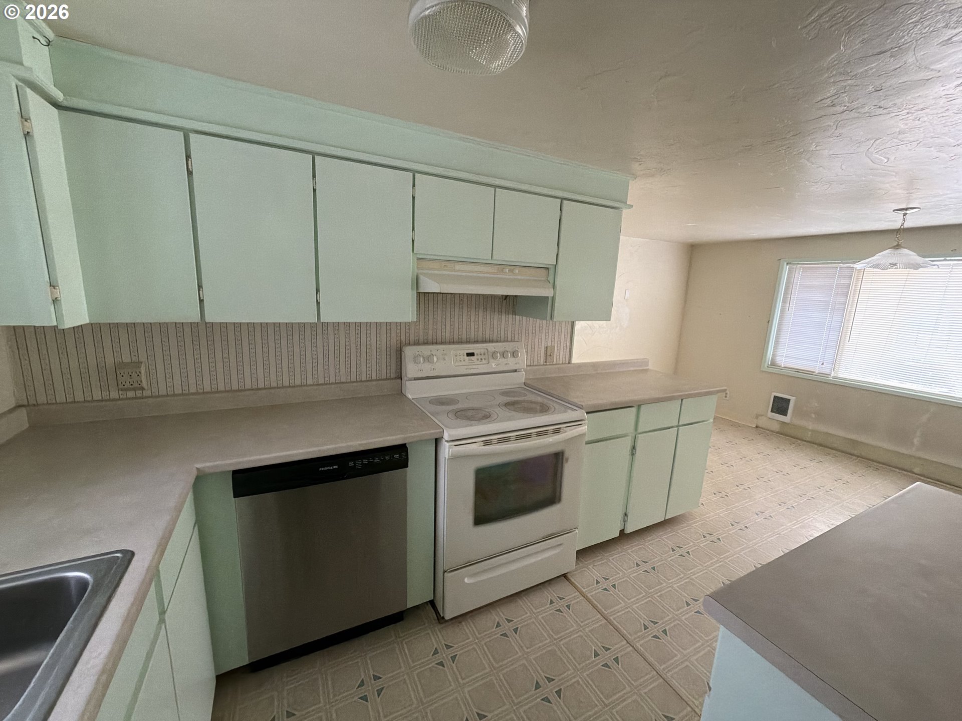 1375 Fenwick St Property Photo 8