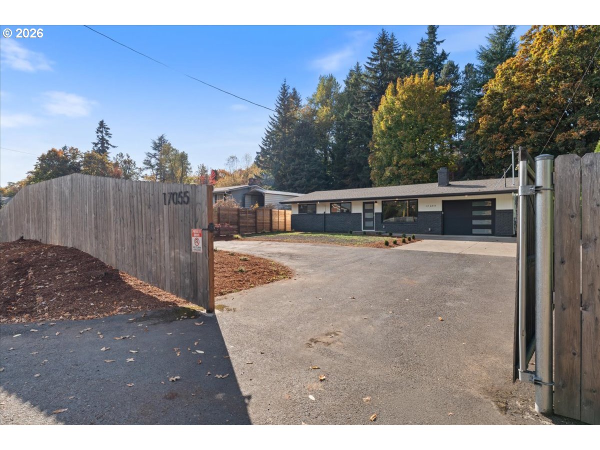 17055 Se Webster Rd Property Photo 4