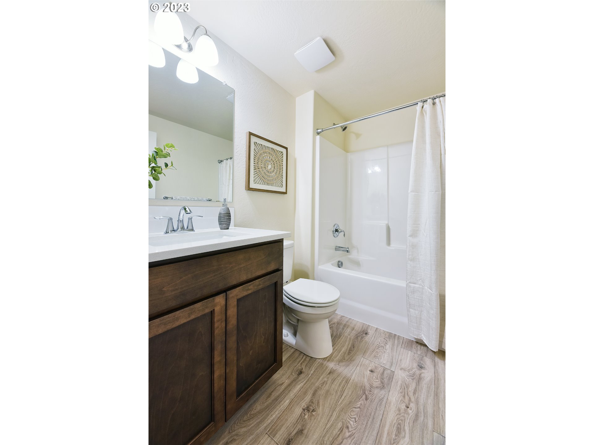 2351 Gleanns Way Property Photo 6