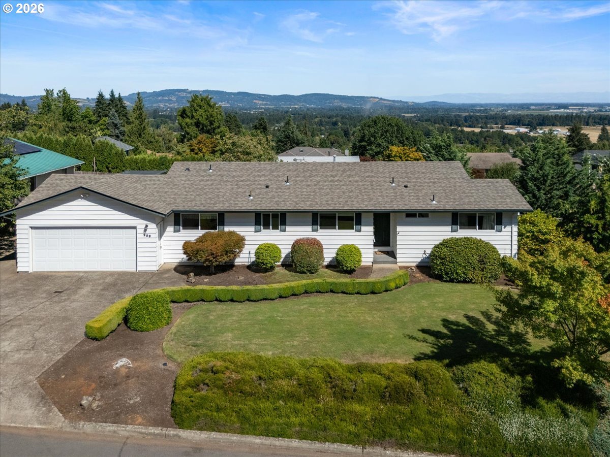 209 Nw Alder St Property Photo 1
