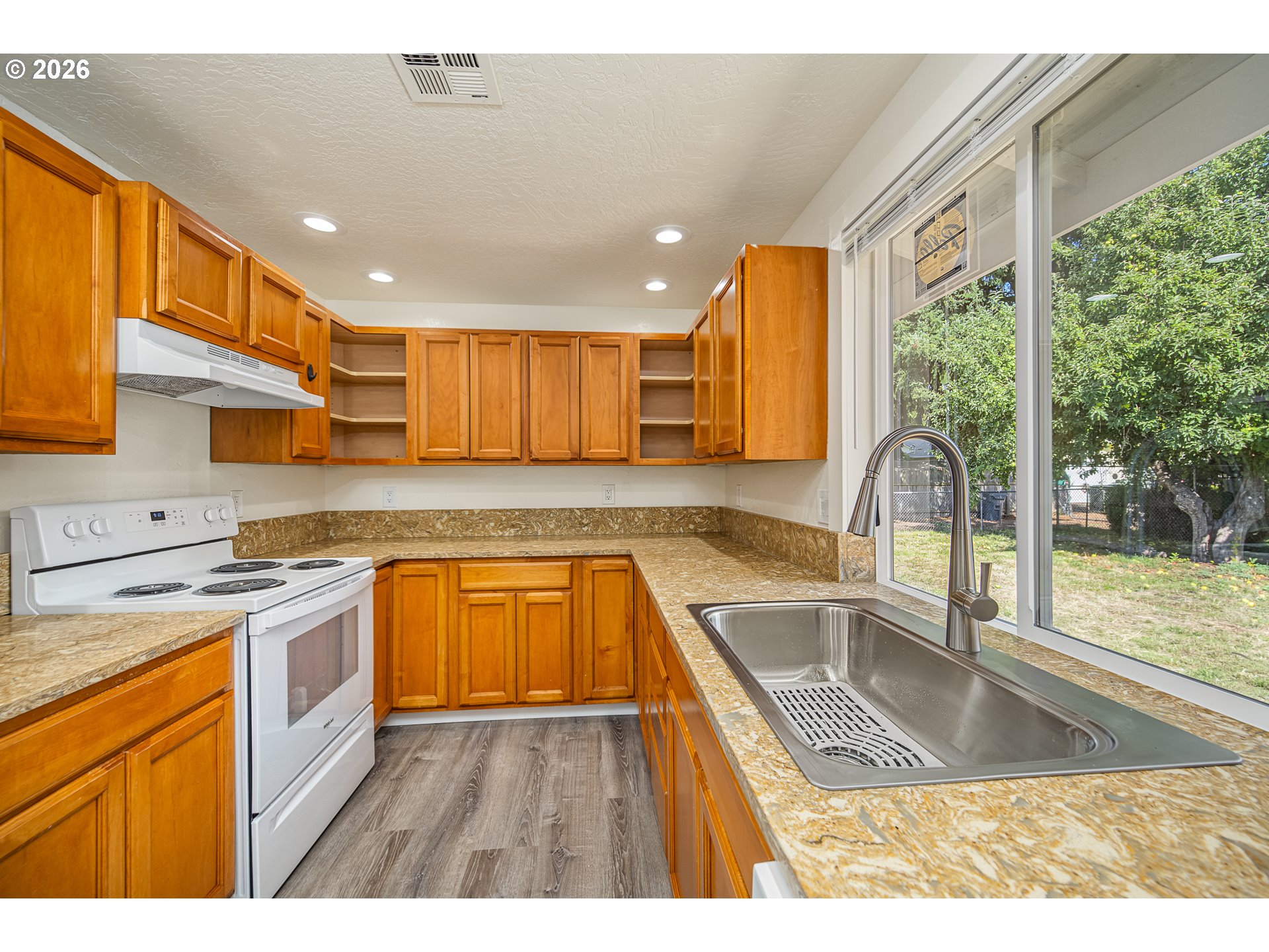 2027 Ohio St Property Photo 7