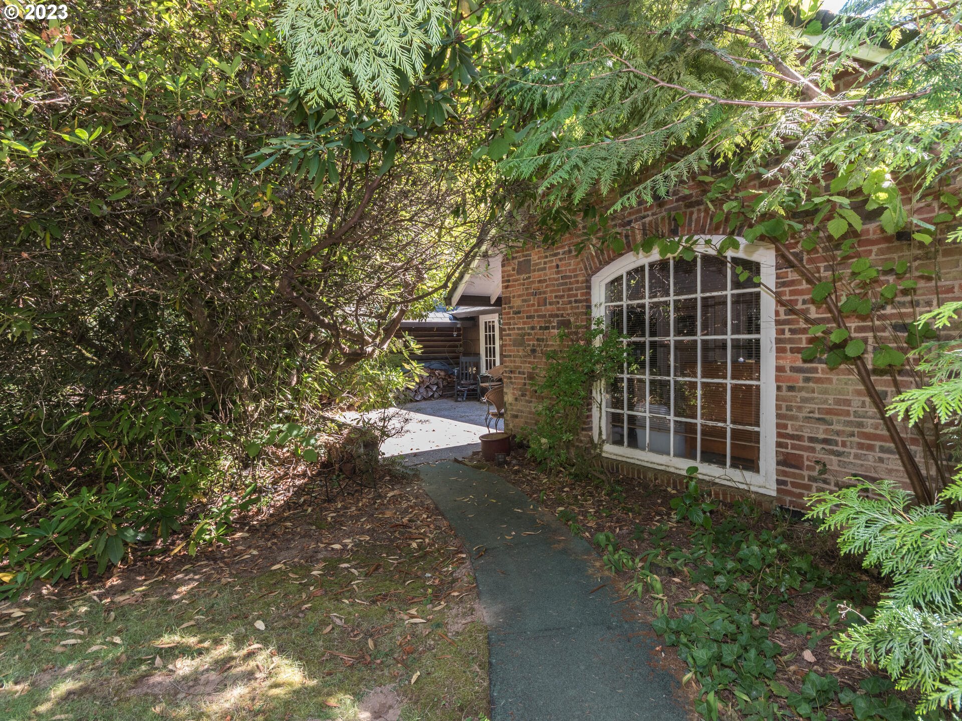 2440 Se Regner Rd Property Photo 3