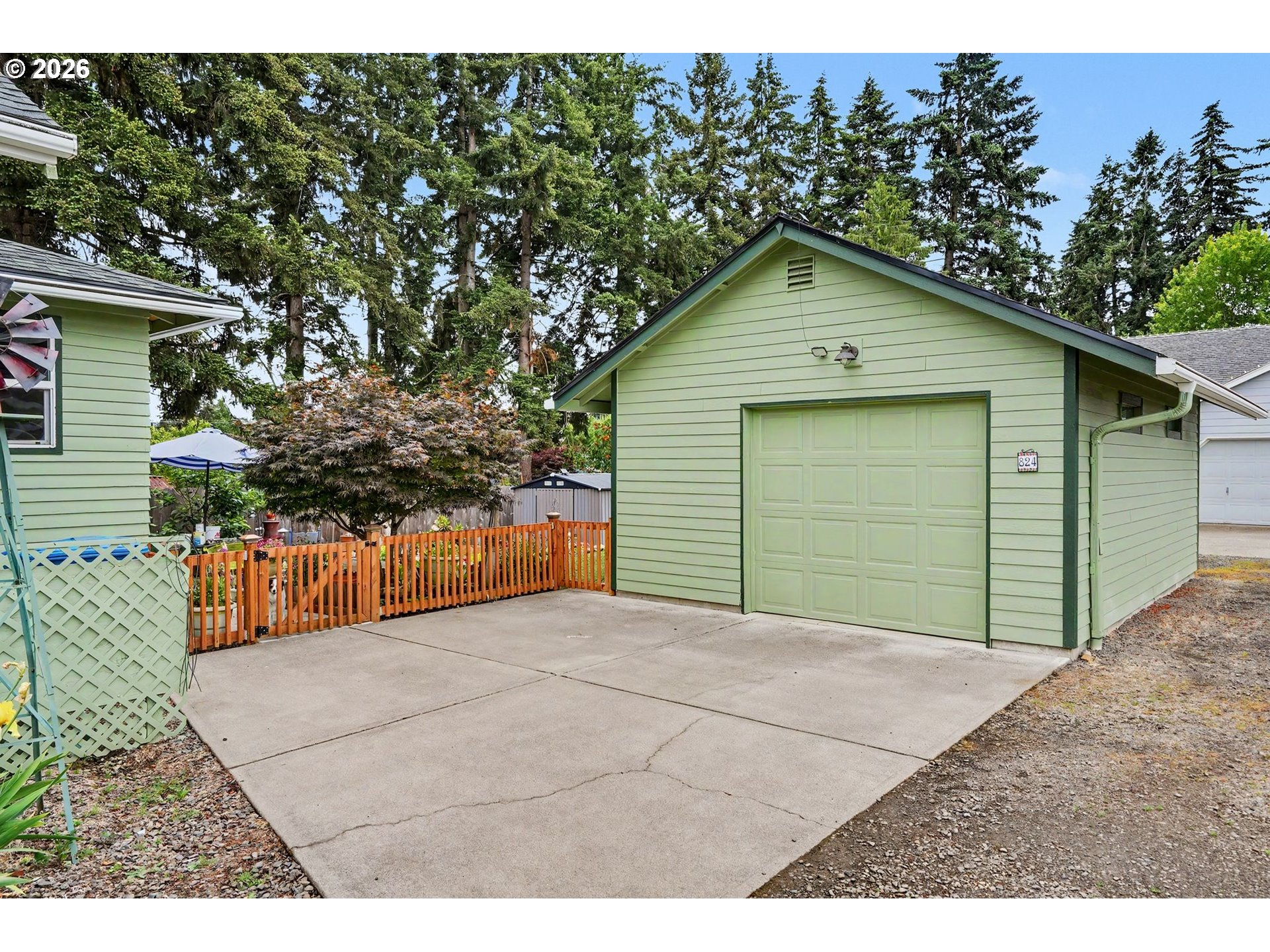 824 Chadwick St Property Photo 16