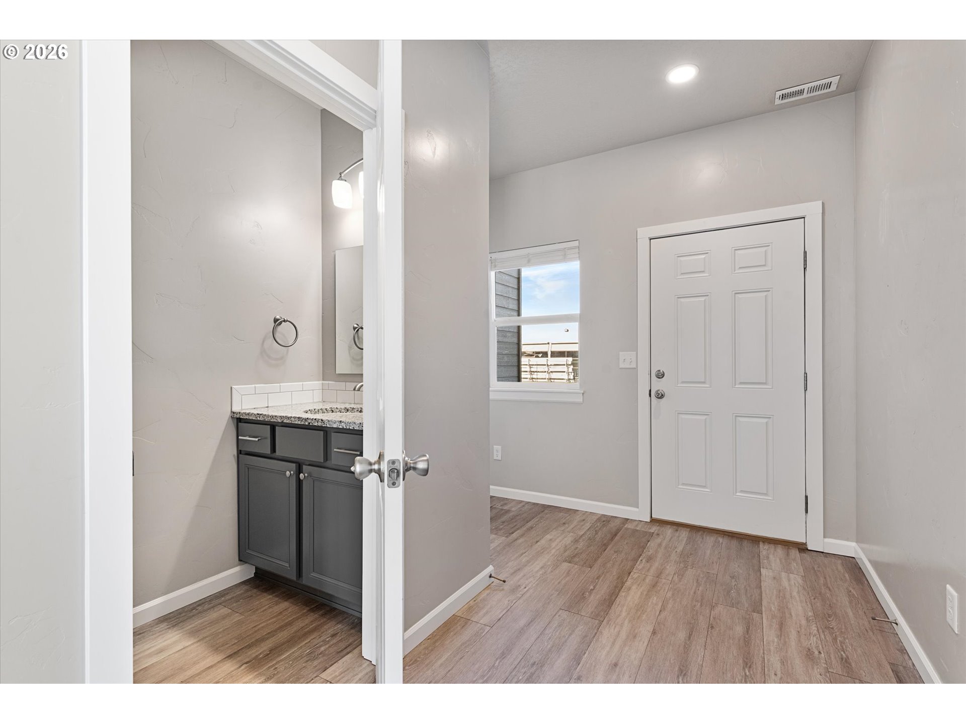 575 Baker St Property Photo 12