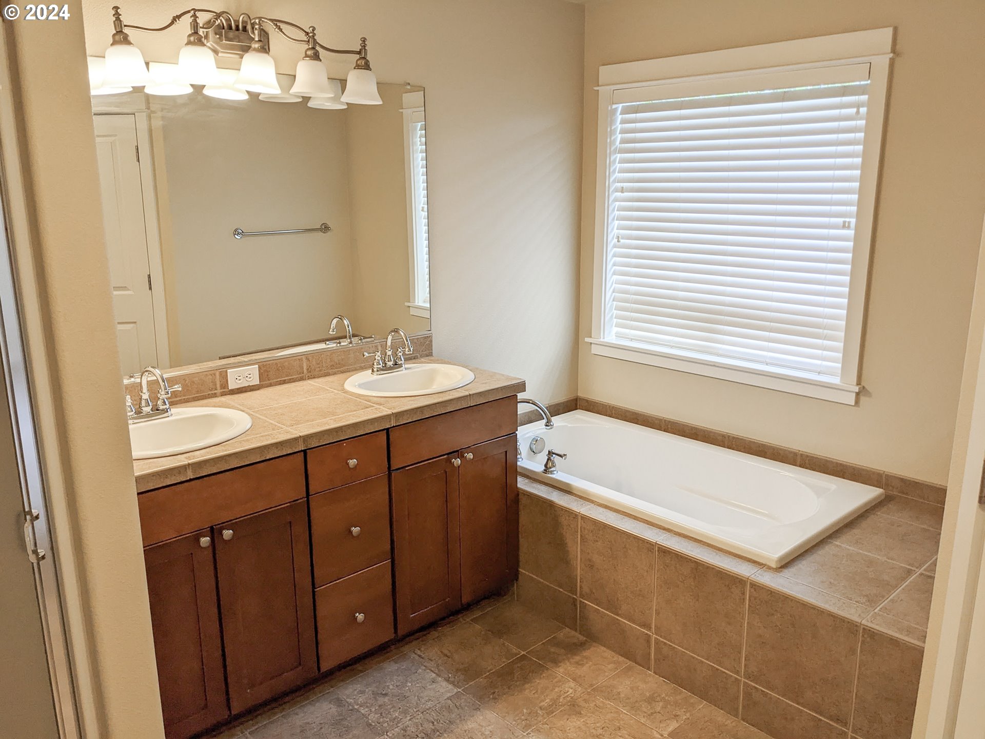 7610 Maebelle Ln Ne Property Photo 6