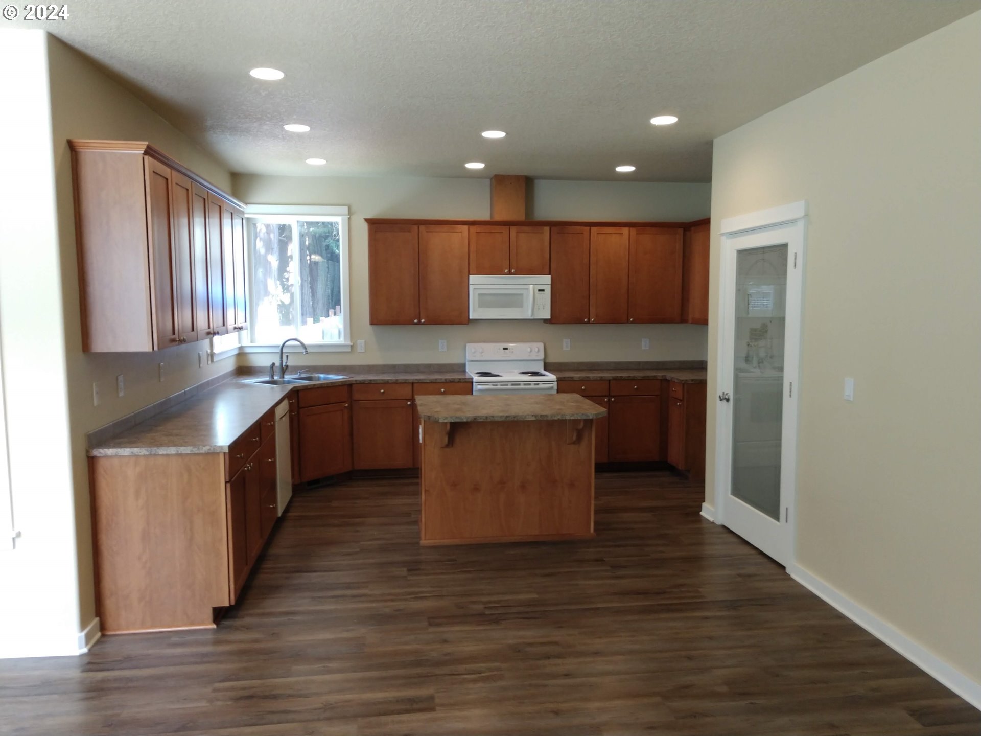7610 Maebelle Ln Ne Property Photo 9