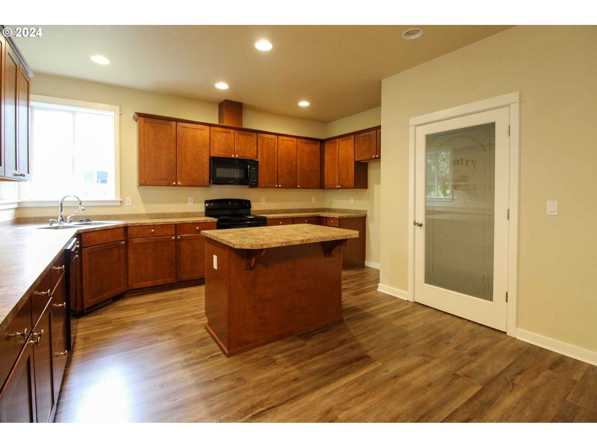 7610 Maebelle Ln Ne Property Photo 16