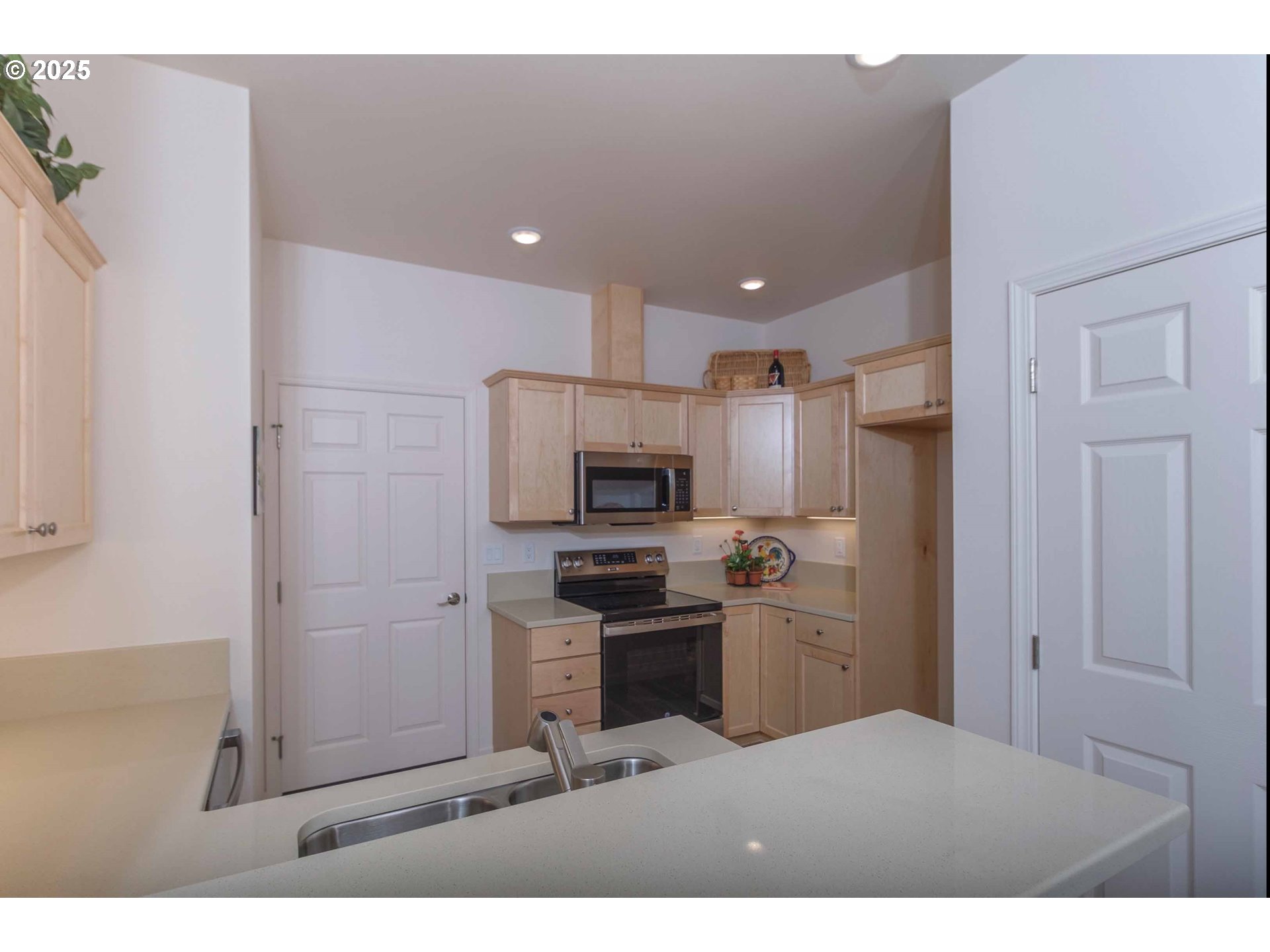 1593 37th St Property Photo 5