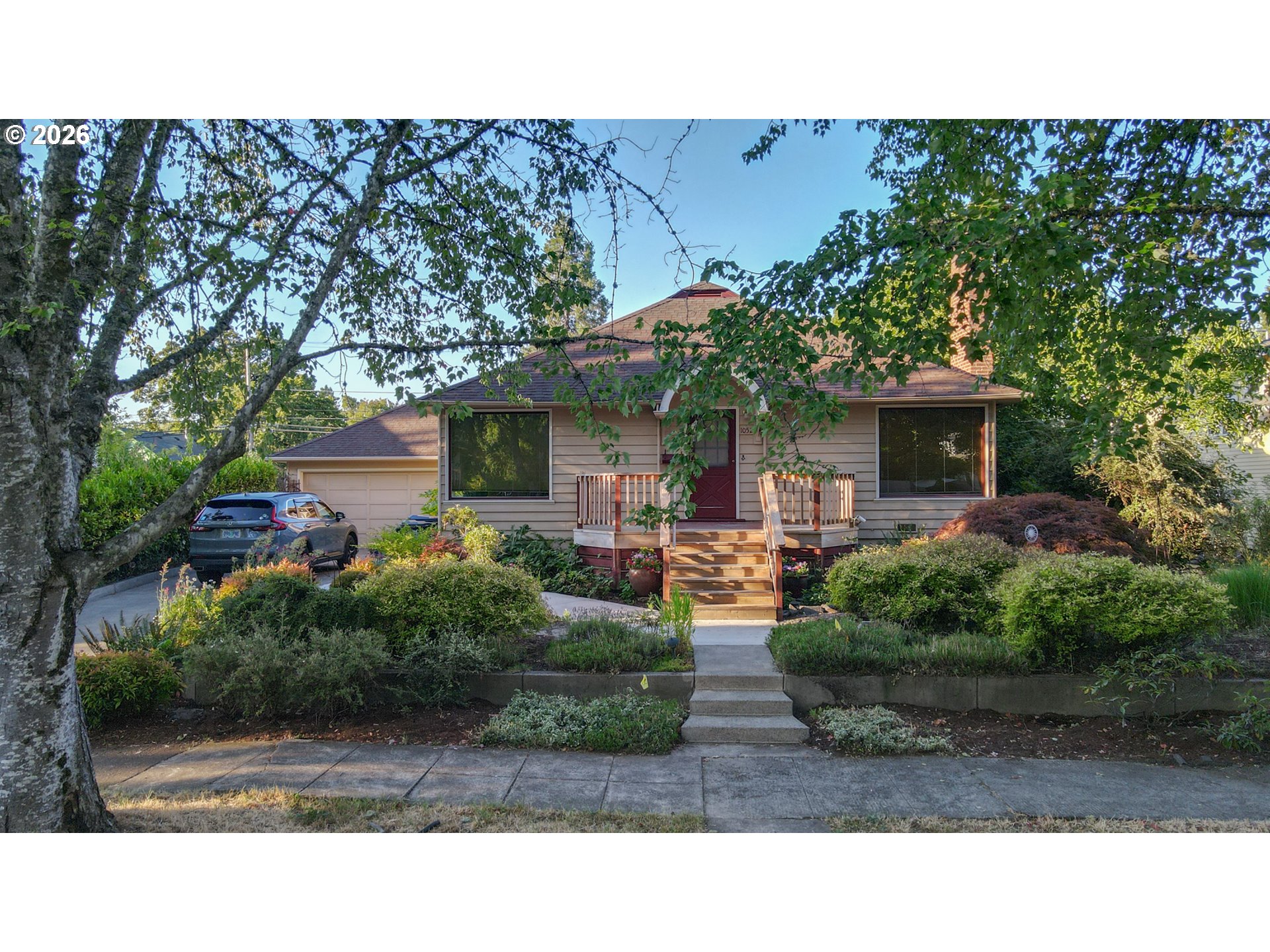 1052 W 10TH AVE